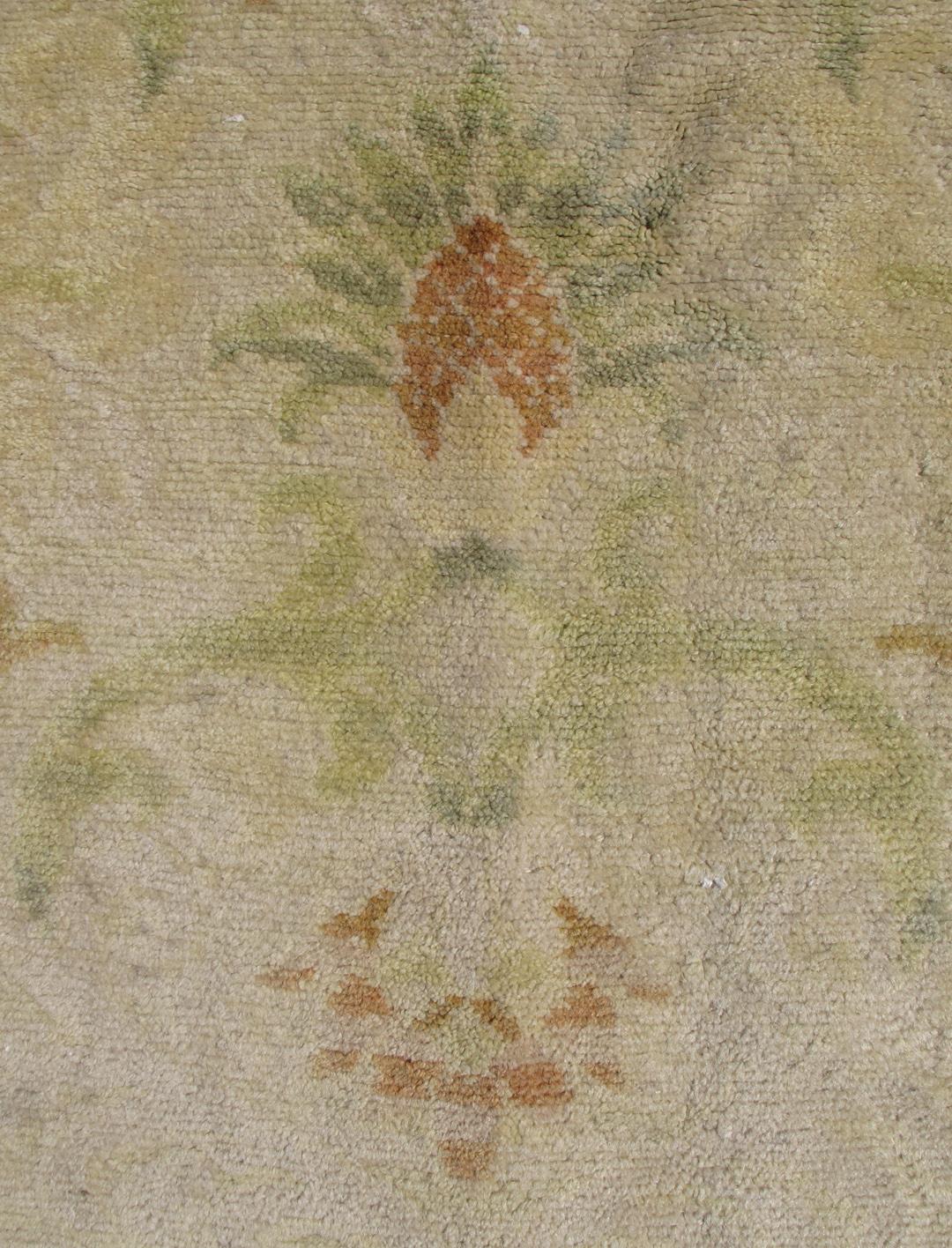 Alfombra Española Antigua con Floral Verde Amarillo, Marrón Claro, Verde Ácido y Marfil en Bueno estado para la venta en Atlanta, GA