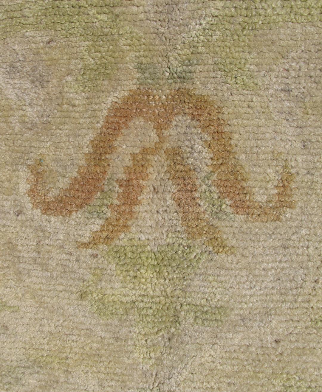Antiker spanischer Teppich mit floralem Gelbgrün, hellbraunem, säuregrünem und elfenbeinfarbenem Muster im Zustand „Gut“ im Angebot in Atlanta, GA