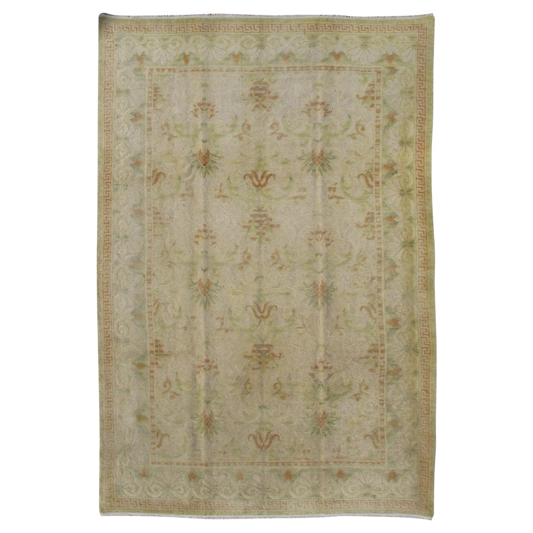 Tapis espagnol ancien avec motifs floraux jaune vert, brun clair, vert acide et ivoire