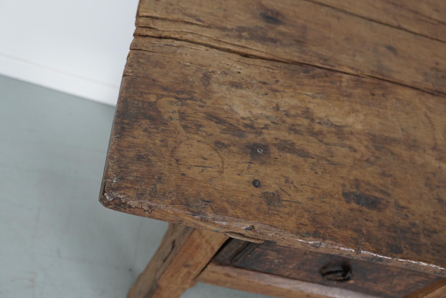Ancienne table d'appoint/console espagnole rustique de ferme en châtaignier, 18ème siècle en vente 5