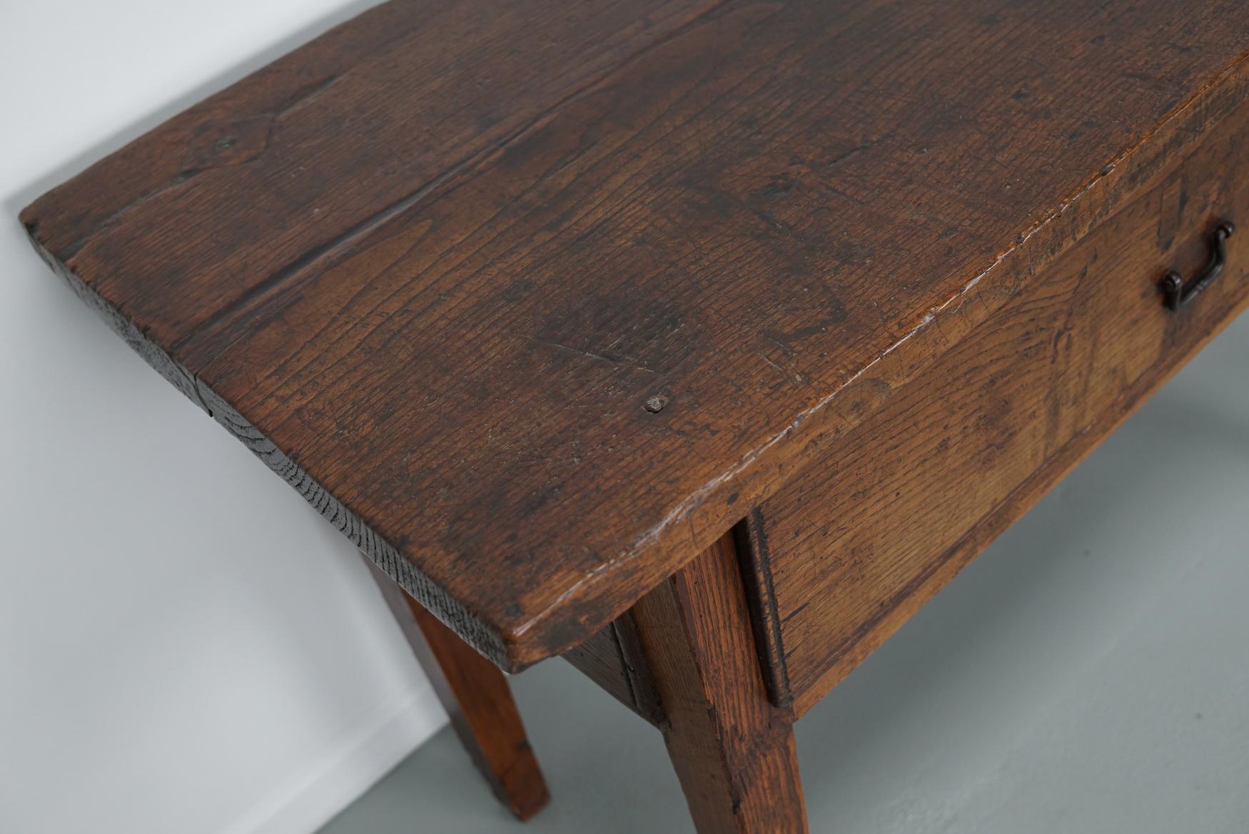 Antique Spanish Rustic Farmhouse Chestnut Side Table / Console, 18th Century In Good Condition For Sale In Nijmegen, NL