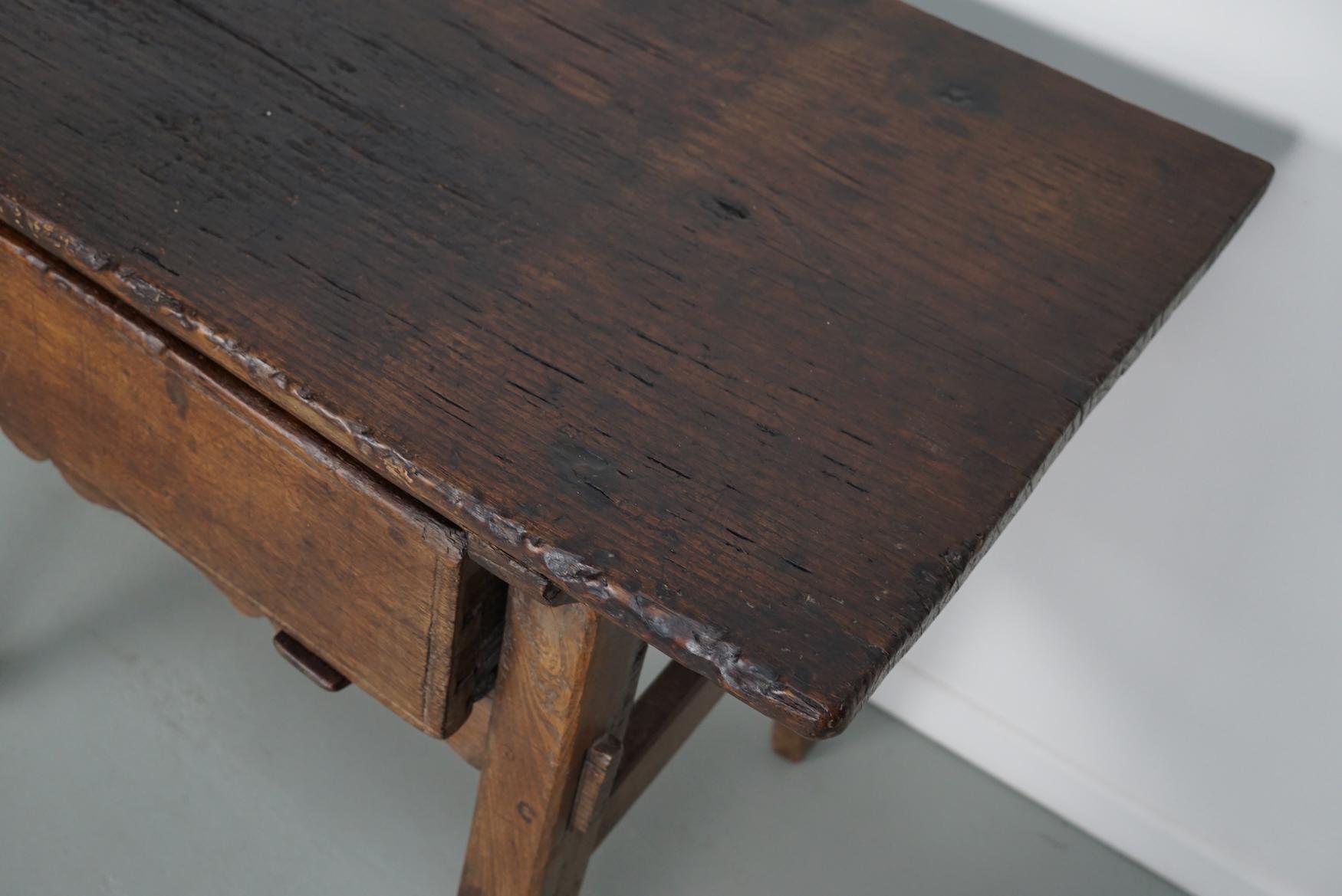 Antique Spanish Rustic Farmhouse Chestnut Side Table / Console, 18th Century In Good Condition In Nijmegen, NL