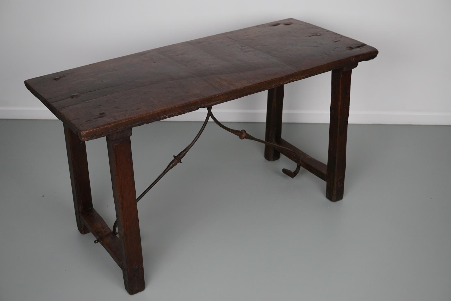 Antique Spanish Rustic Farmhouse Chestnut Side Table / Console, 18th Century For Sale 2