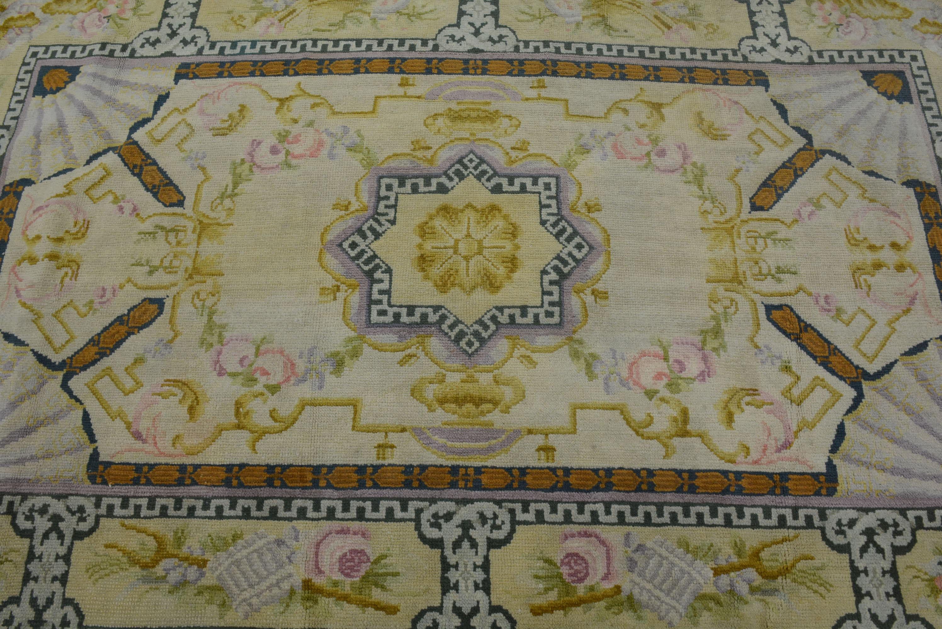 Unter der Leitung von Pierre Dupont und Simon Lourdet wurde die Teppichproduktion in Frankreich im frühen 17. Jahrhundert aufgenommen. Im Jahr 1608 wurde eine Werkstatt im Louvre eingerichtet, 1627 folgte eine größere Einrichtung in einer ehemaligen