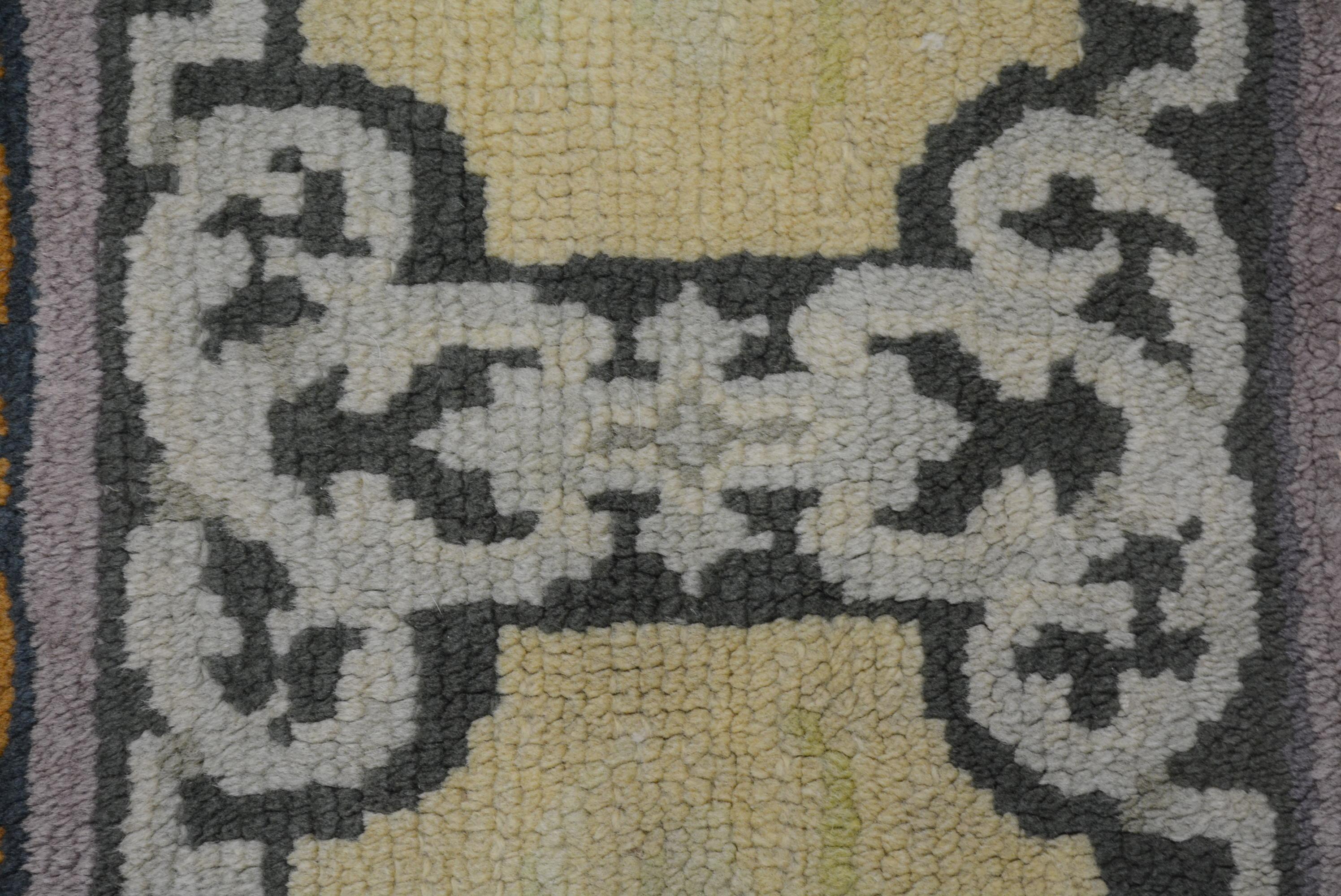 Antiker spanischer Savonnerie-Teppich (Wolle) im Angebot