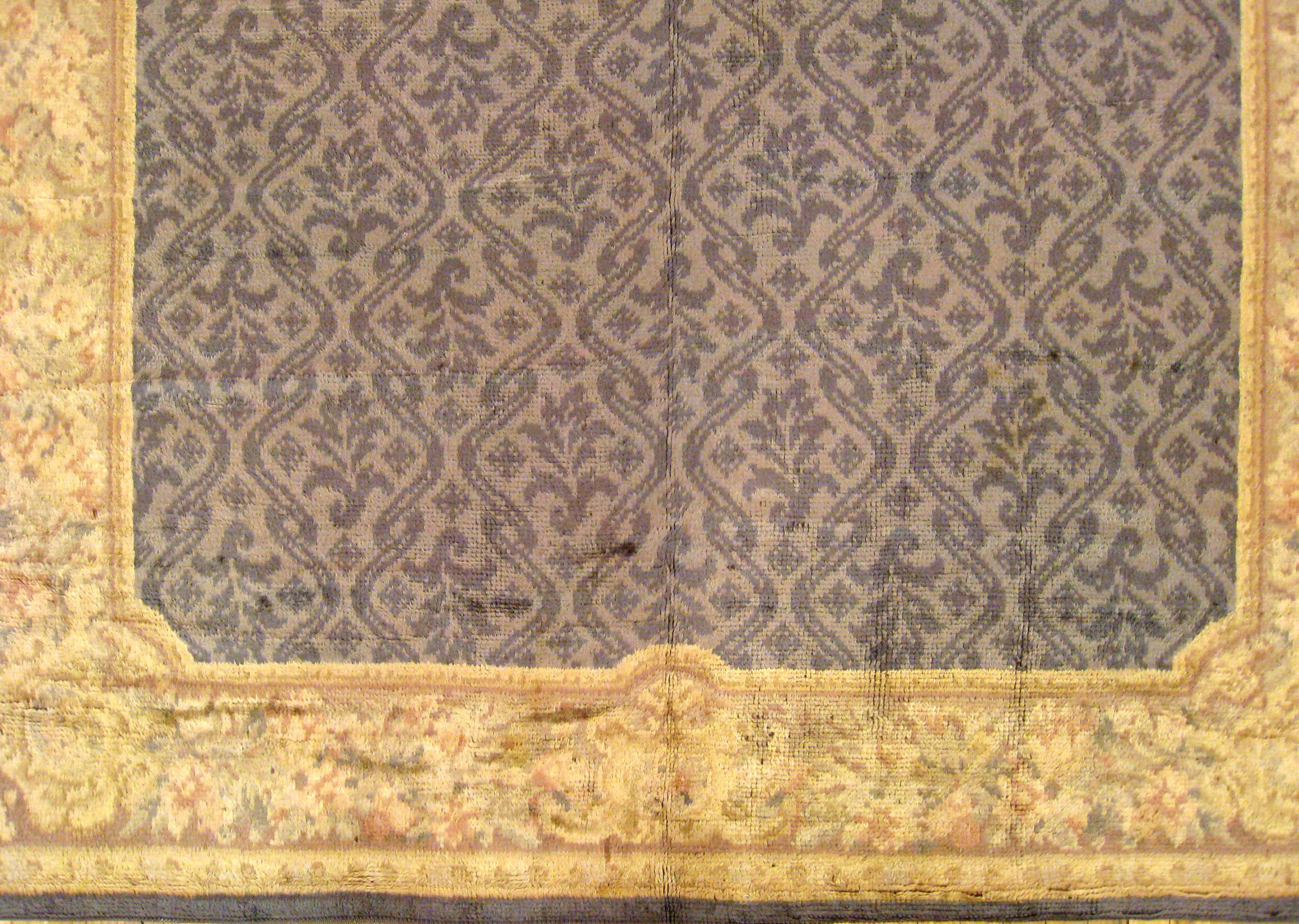 Antiker spanischer Savonnerie-Teppich, in Galeriegröße, mit wiederkehrendem Design (Handgeknüpft) im Angebot