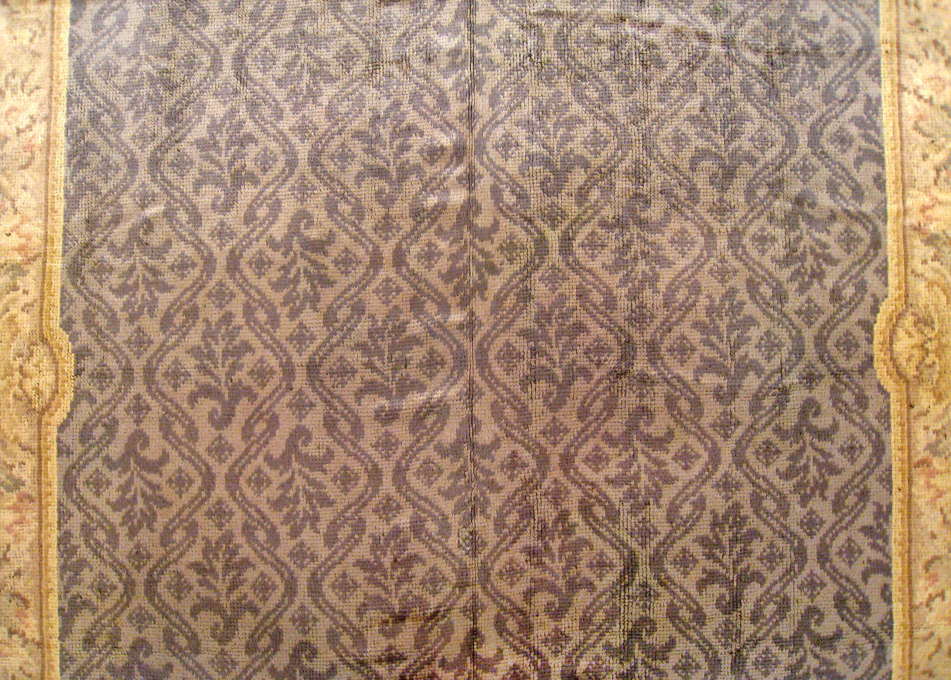 Antiker spanischer Savonnerie-Teppich, in Galeriegröße, mit wiederkehrendem Design im Zustand „Gut“ im Angebot in New York, NY