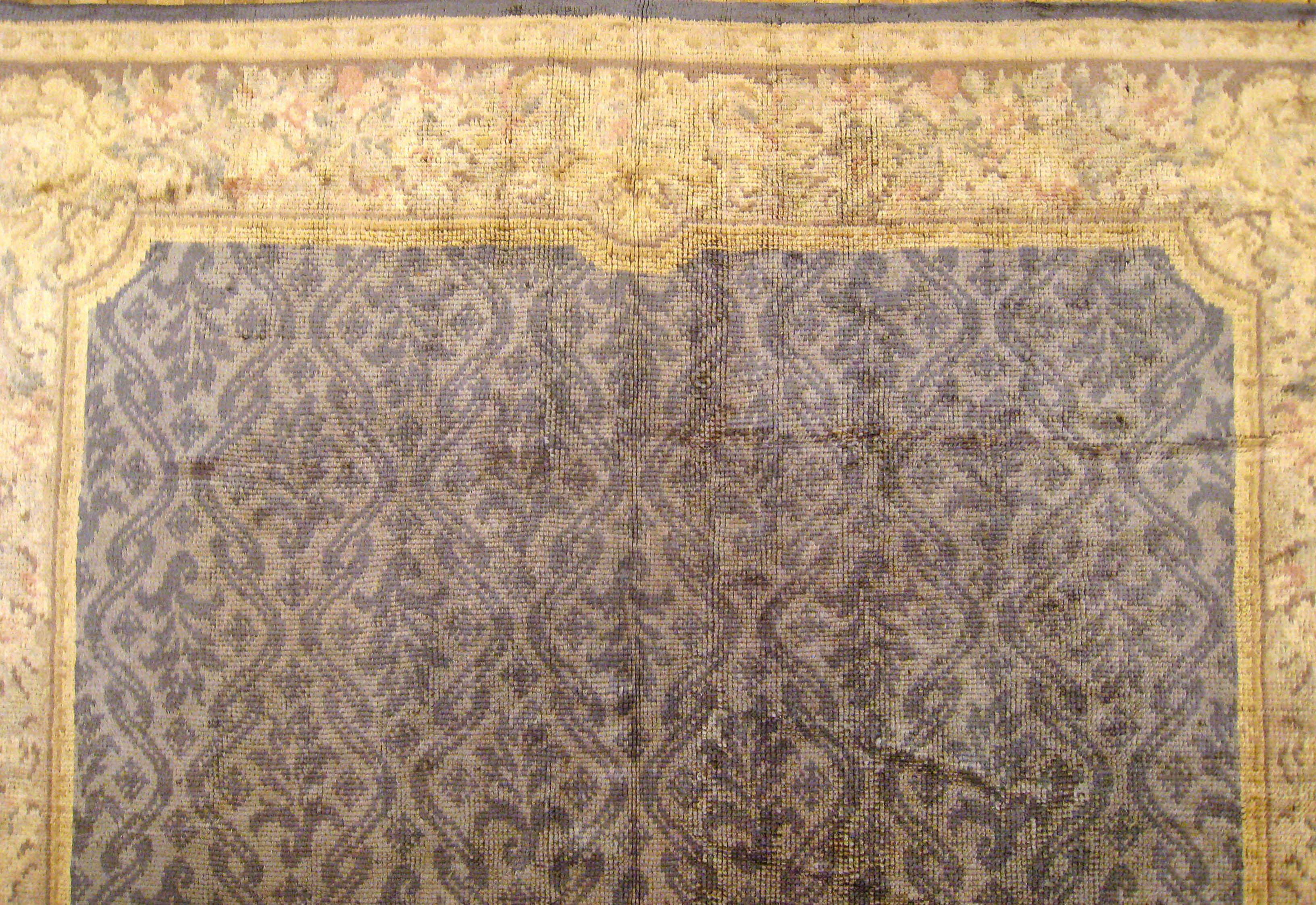 Antiker spanischer Savonnerie-Teppich, in Galeriegröße, mit wiederkehrendem Design (Mitte des 20. Jahrhunderts) im Angebot
