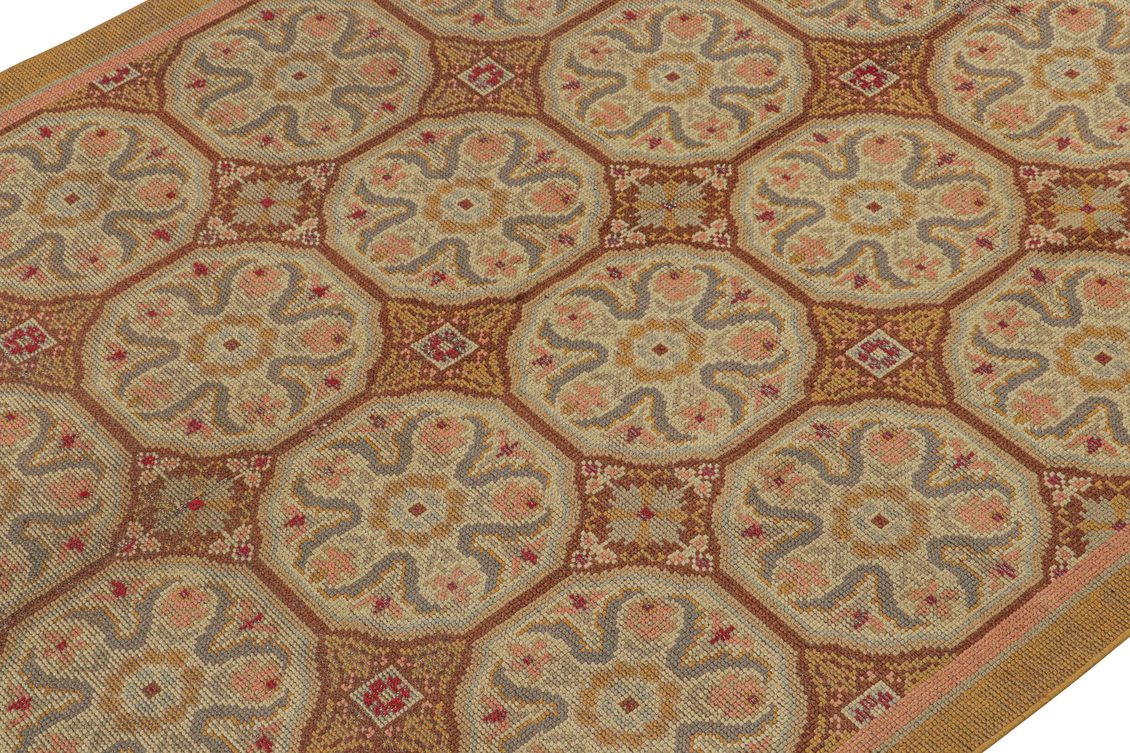 Antiker spanischer Savonnerie-Teppich in Ocker mit Medaillonmuster von Rug & Kilim (Spanisch) im Angebot