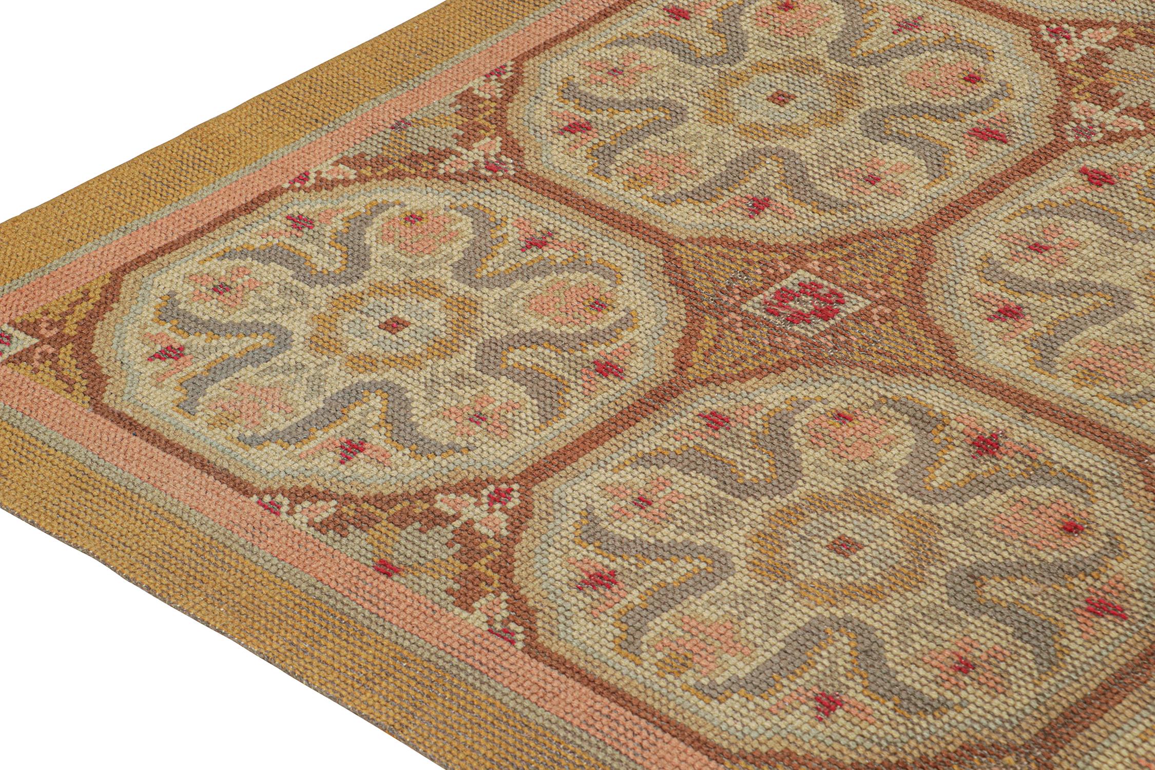 Antiker spanischer Savonnerie-Teppich in Ocker mit Medaillonmuster von Rug & Kilim (Handgeknüpft) im Angebot