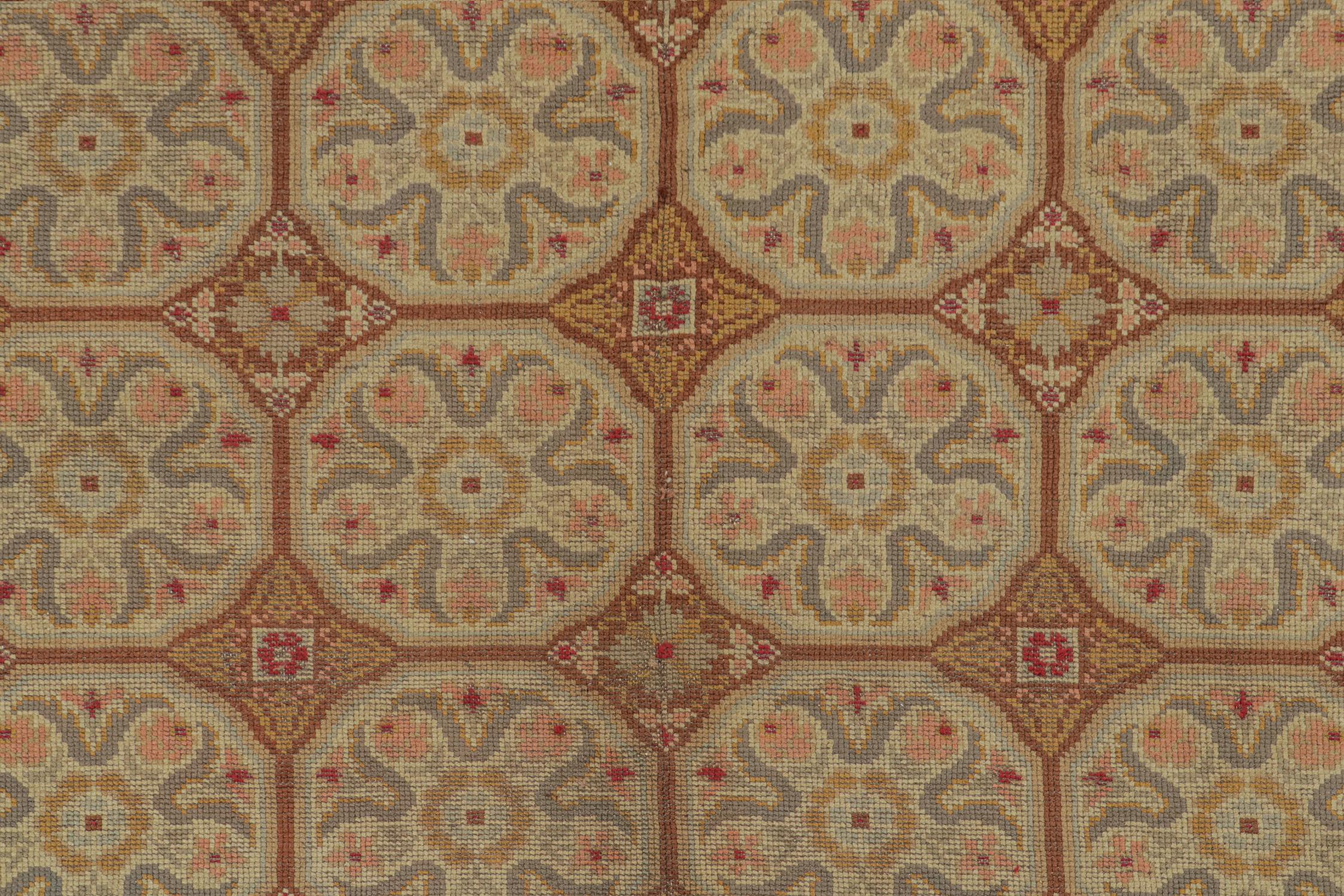 Antiker spanischer Savonnerie-Teppich in Ocker mit Medaillonmuster von Rug & Kilim im Zustand „Gut“ im Angebot in Long Island City, NY