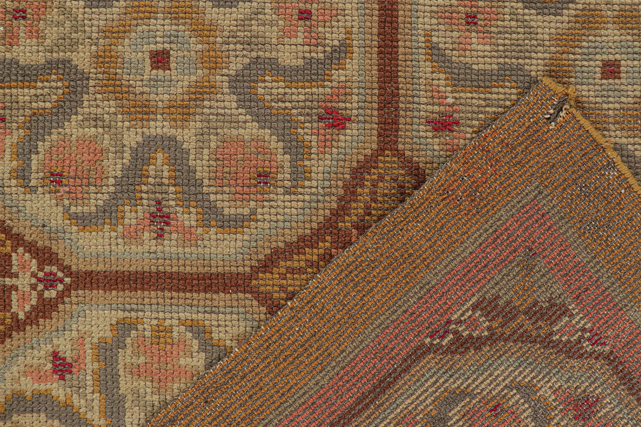Antiker spanischer Savonnerie-Teppich in Ocker mit Medaillonmuster von Rug & Kilim (Spätes 19. Jahrhundert) im Angebot