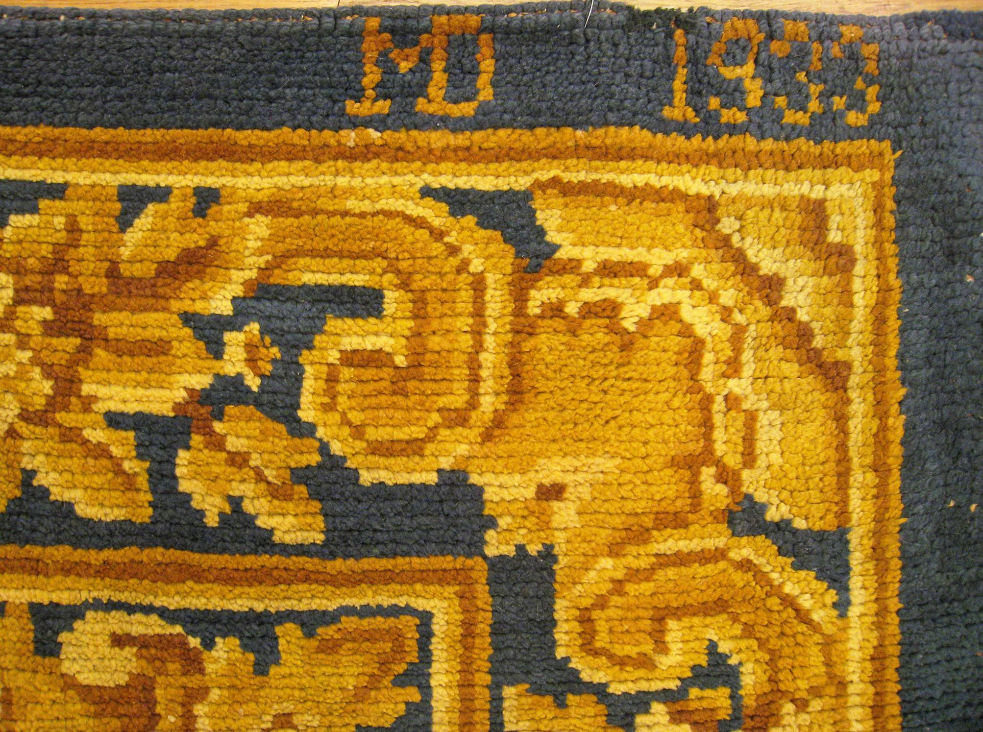 Tapis ancien de Savonnerie espagnol, taille de pièce, avec médaillon central en vente 3