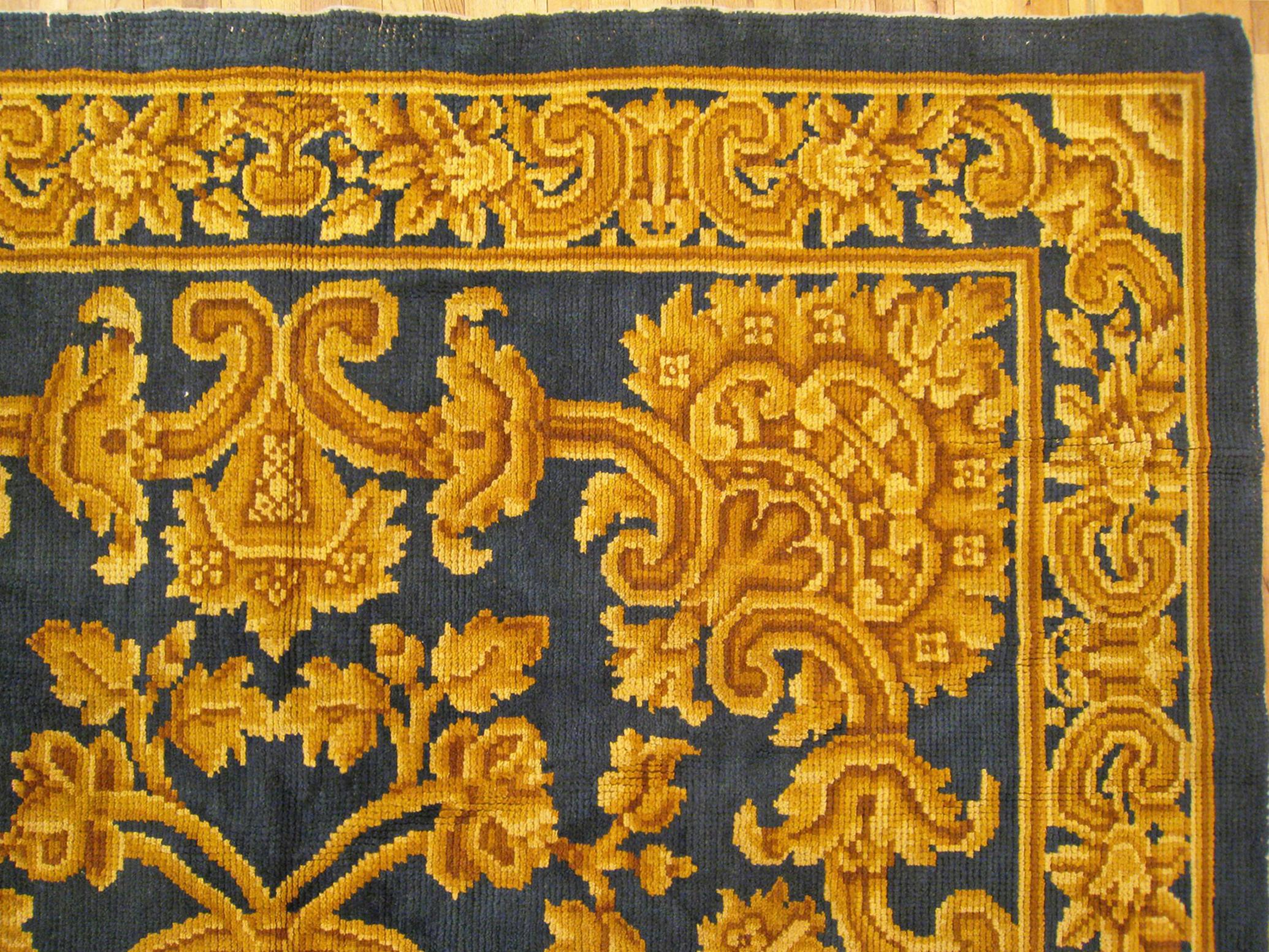 Antiker spanischer Savonnerie-Teppich in Zimmergröße, mit zentralem Medaillon im Angebot 4