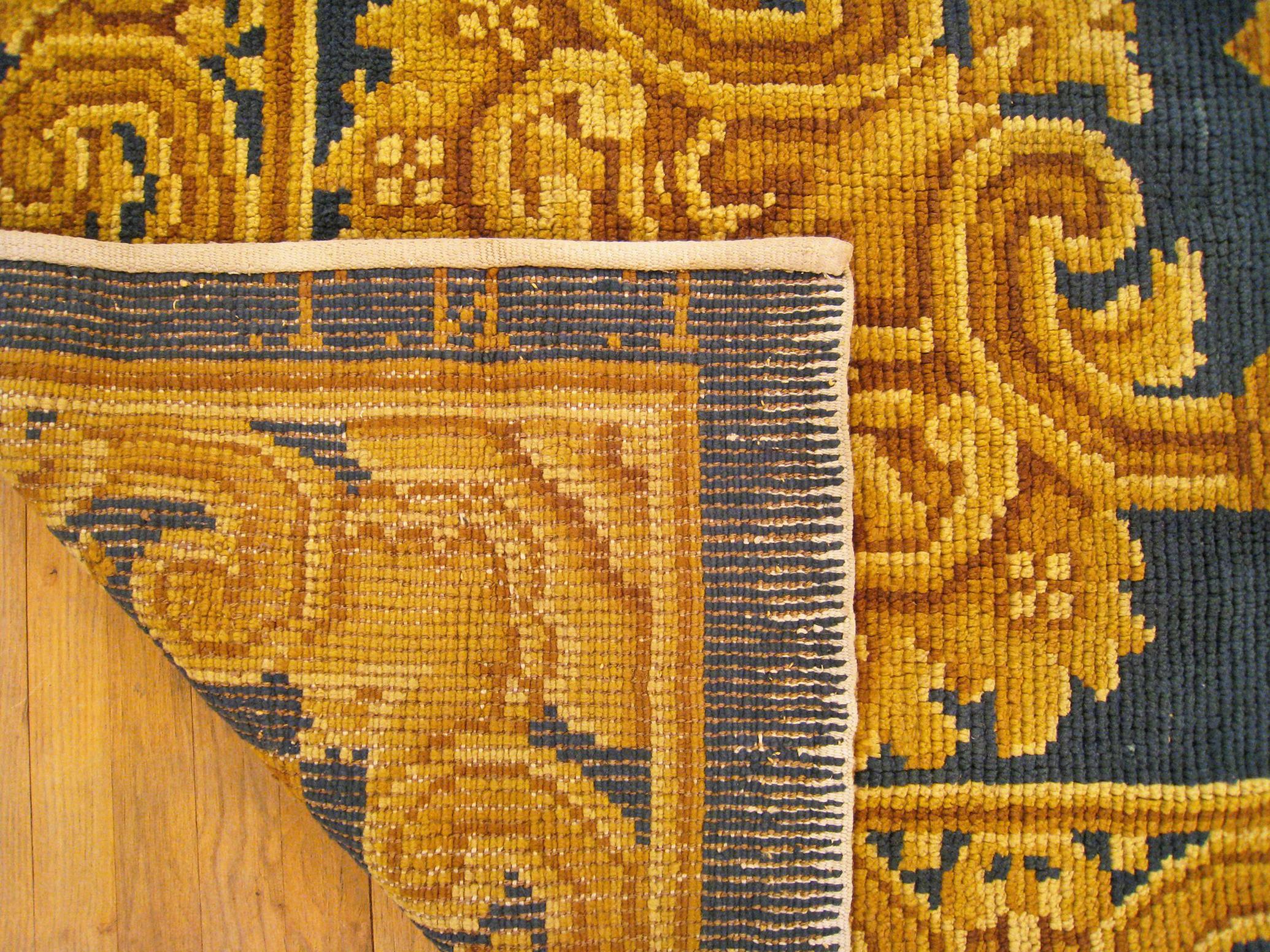 Antiker spanischer Savonnerie-Teppich in Zimmergröße, mit zentralem Medaillon im Angebot 5