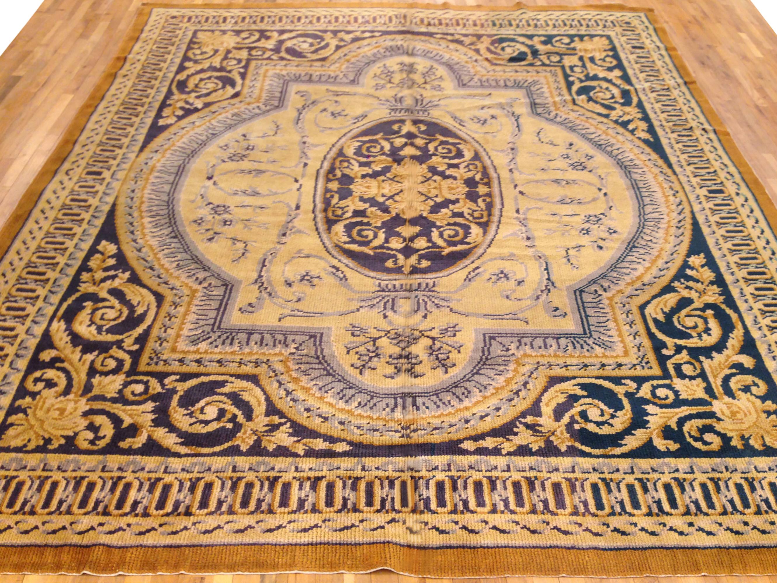 Antiker spanischer Savonnerie-Teppich, Größe Roome, um 1930

Ein einzigartiger antiker europäischer Savonnerie-Orientalteppich, handgeknüpft mit kurzem Wollflor. Dieser wunderschöne Teppich zeigt ein zentrales Medaillon auf dem elfenbeinfarbenen