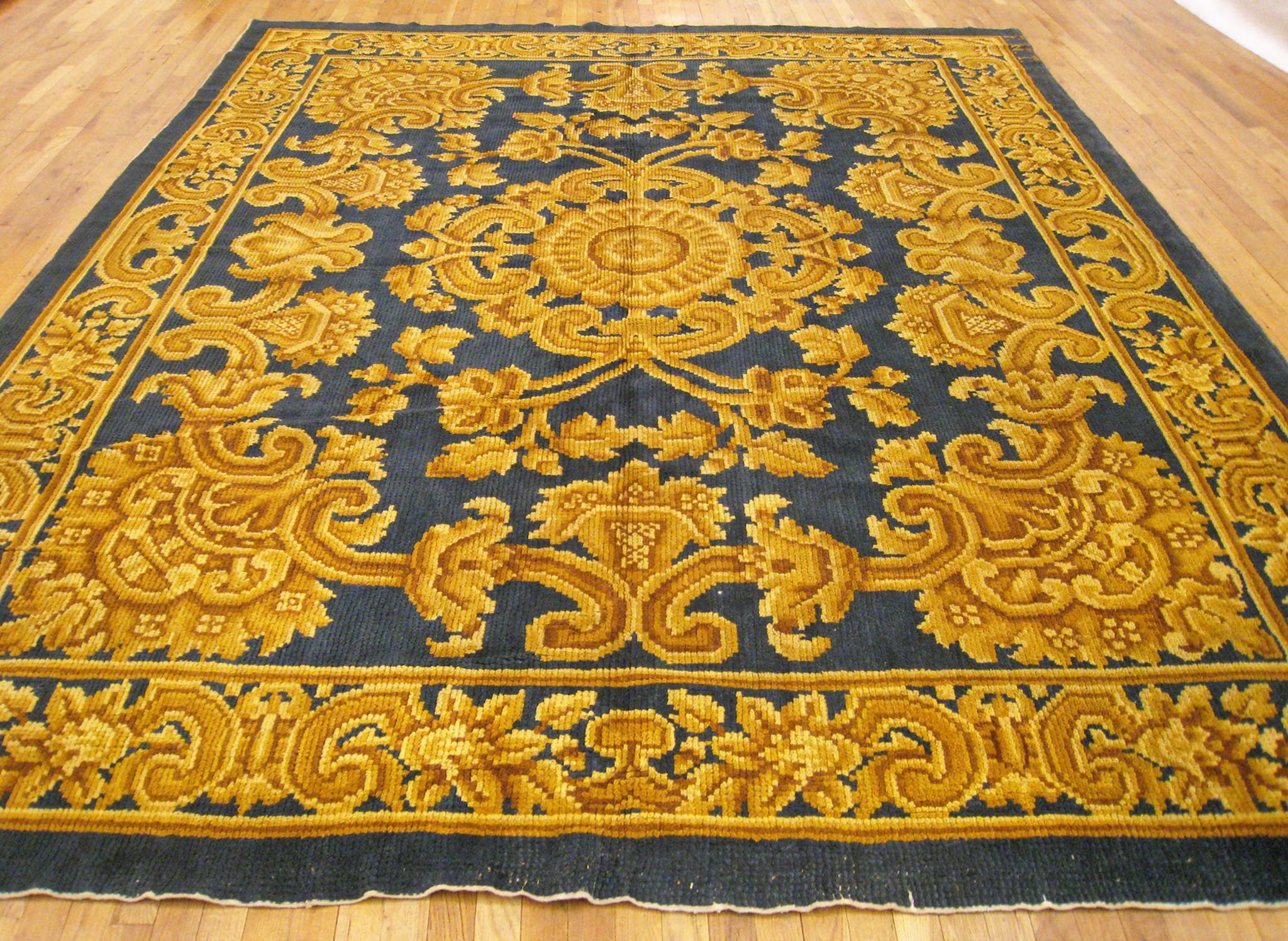 Espagnol Tapis ancien de Savonnerie espagnol, taille de pièce, avec médaillon central en vente