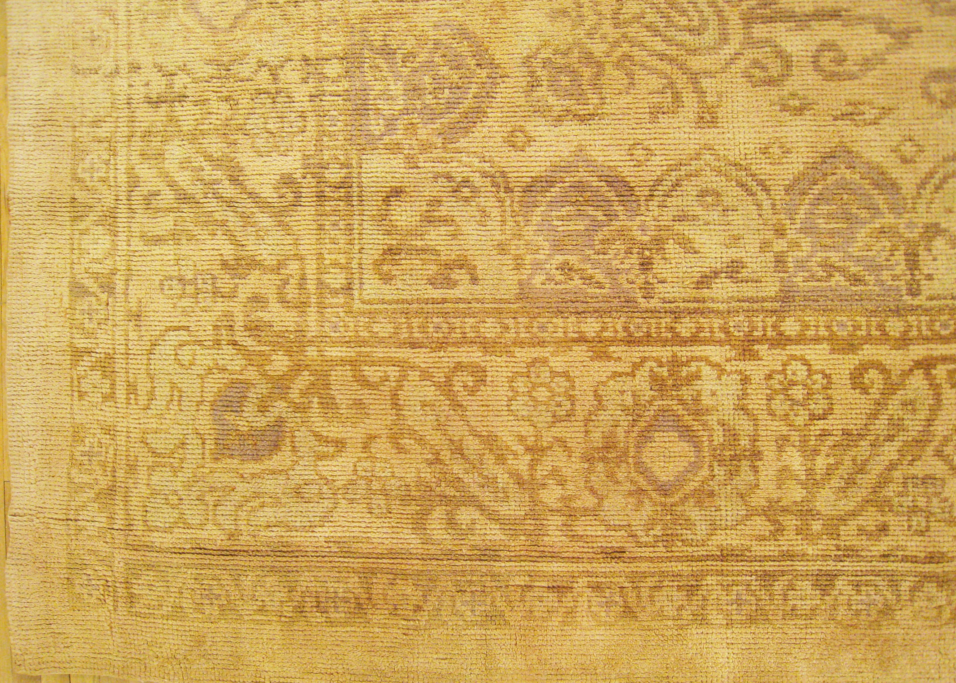 Antique Spanish Savonnerie Rug, in Room Size, W/ Central Medallion In Good Condition For Sale In New York, NY