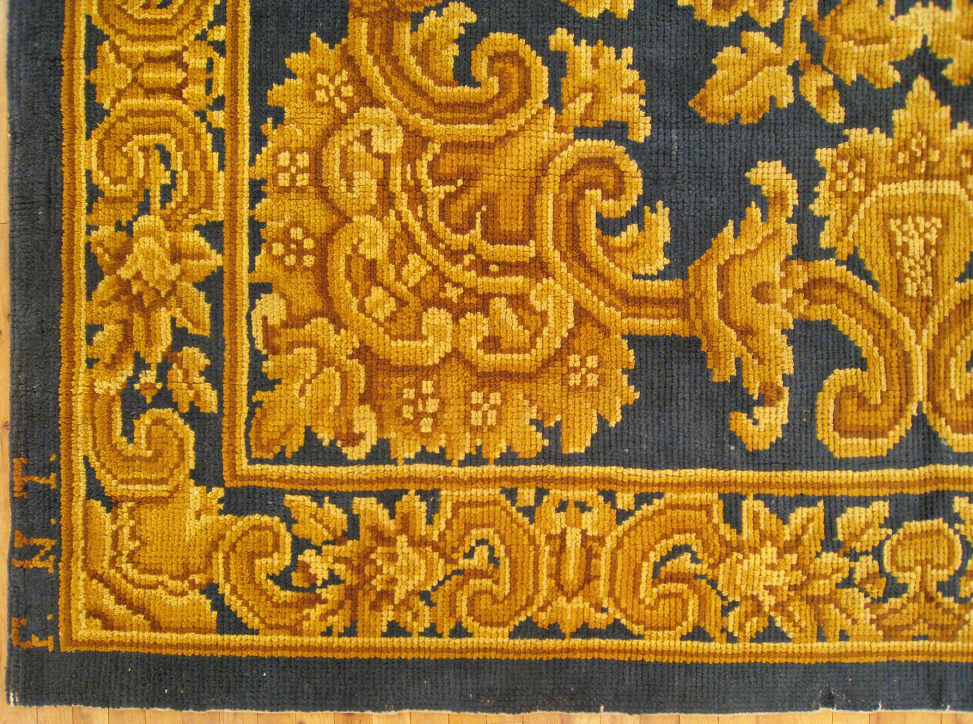 Antiker spanischer Savonnerie-Teppich in Zimmergröße, mit zentralem Medaillon (Handgeknüpft) im Angebot