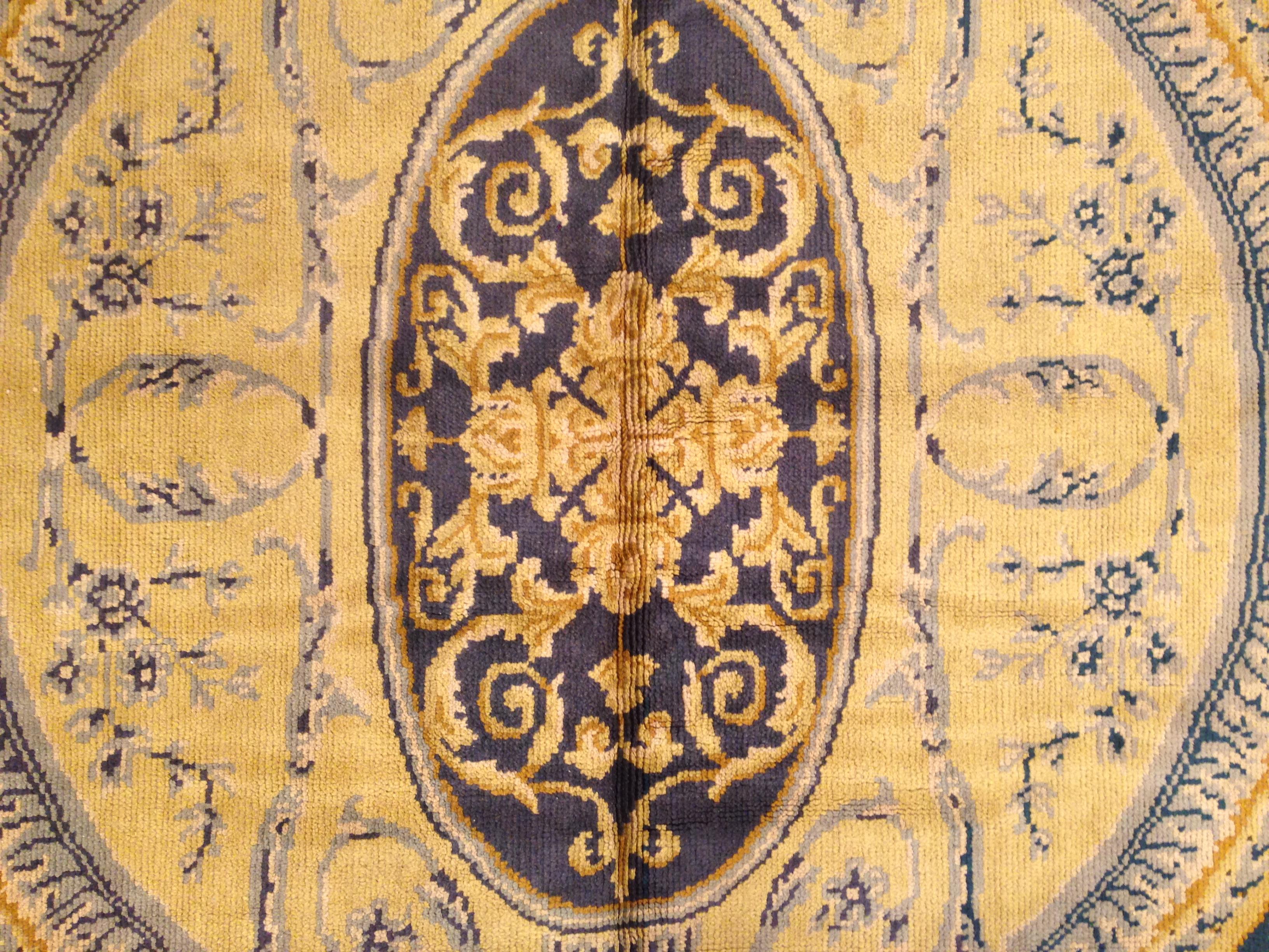 Antiker spanischer Savonnerie-Teppich in Zimmergröße, mit zentralem Medaillon im Zustand „Gut“ im Angebot in New York, NY