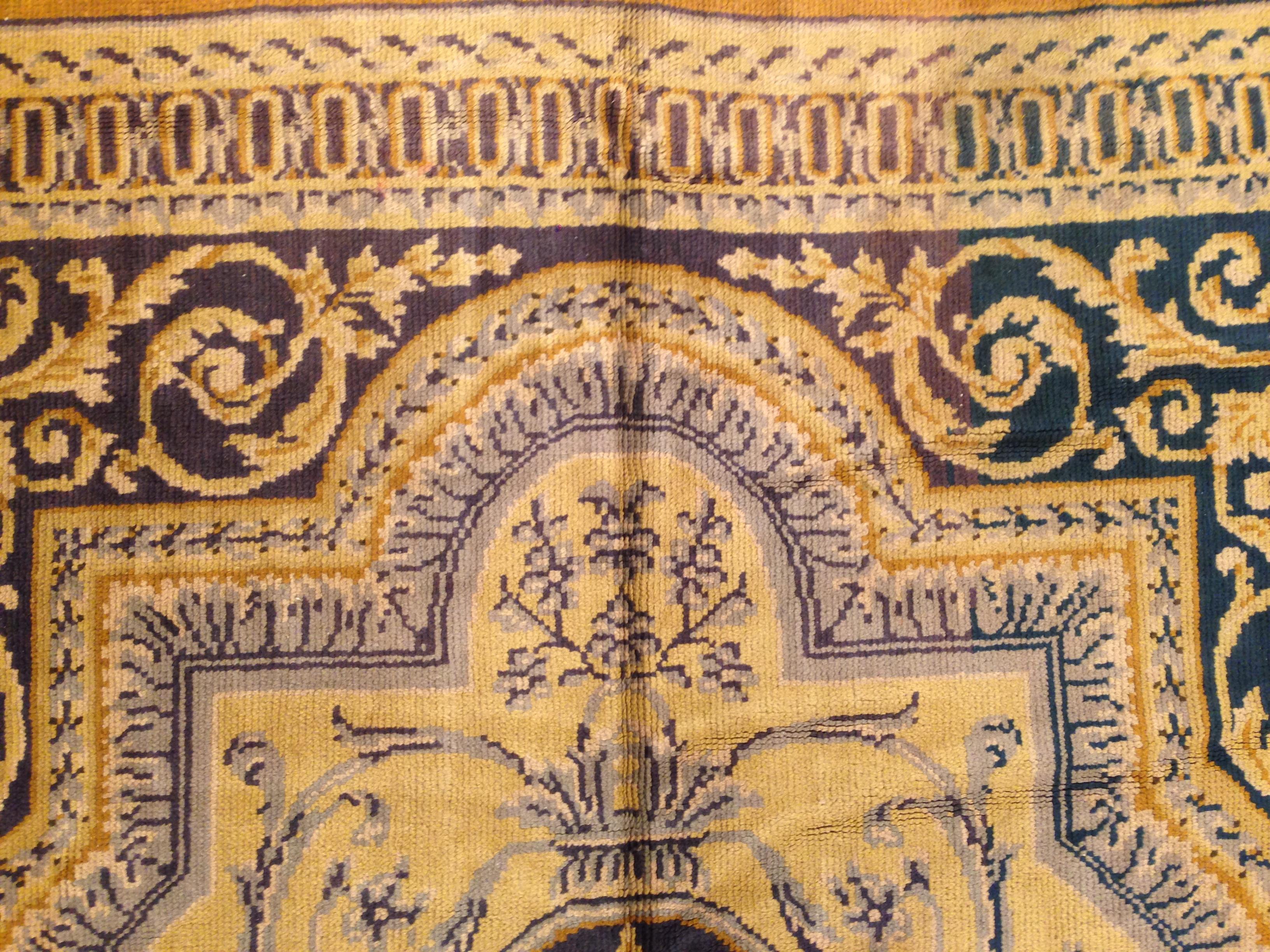 Antiker spanischer Savonnerie-Teppich in Zimmergröße, mit zentralem Medaillon (Mitte des 20. Jahrhunderts) im Angebot