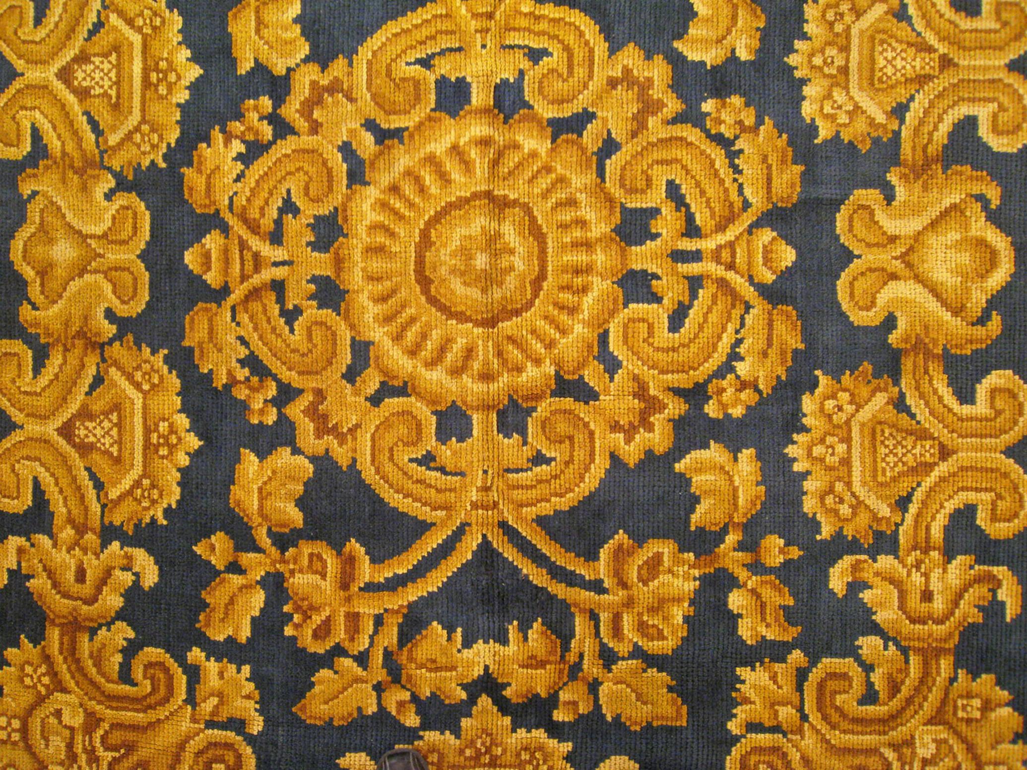 Antiker spanischer Savonnerie-Teppich in Zimmergröße, mit zentralem Medaillon (Wolle) im Angebot