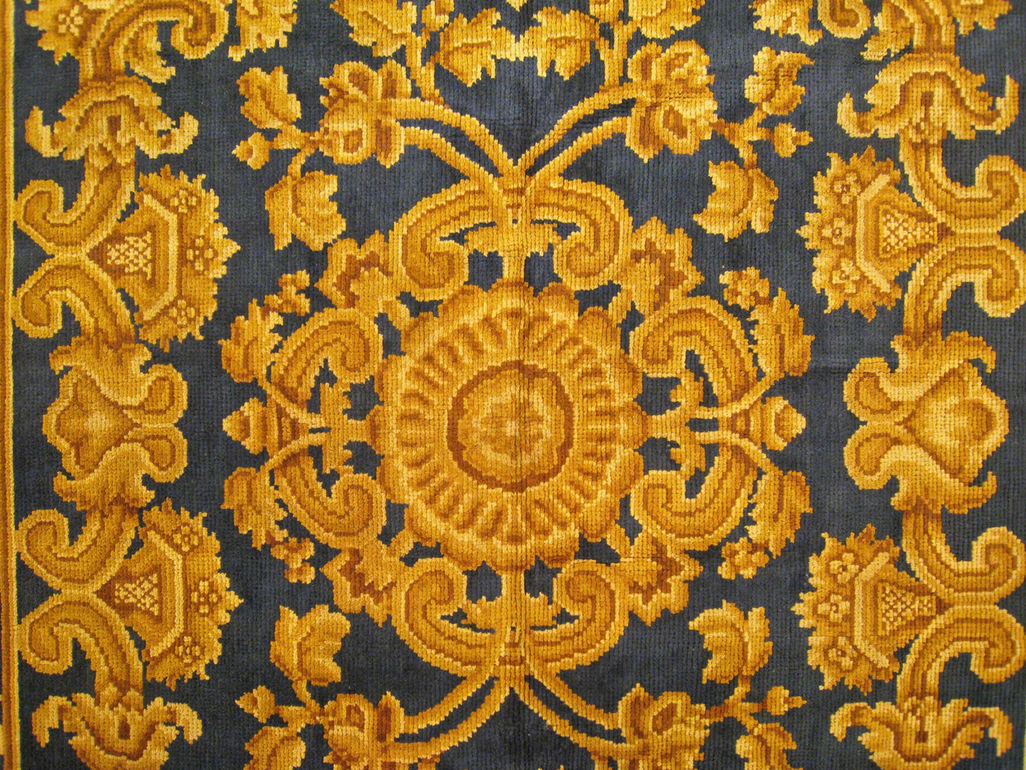 Antiker spanischer Savonnerie-Teppich in Zimmergröße, mit zentralem Medaillon im Angebot 1