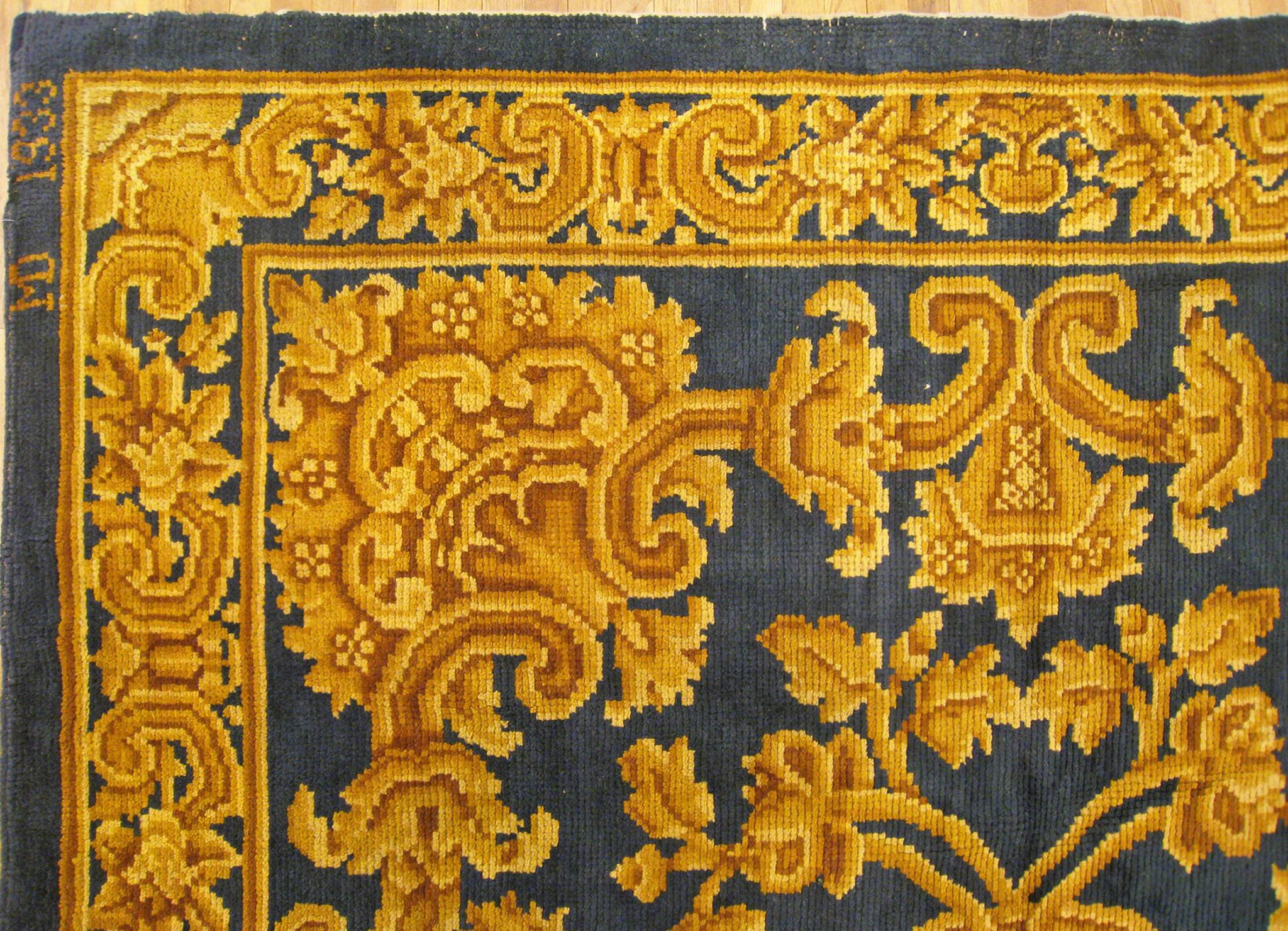 Antiker spanischer Savonnerie-Teppich in Zimmergröße, mit zentralem Medaillon im Angebot 2