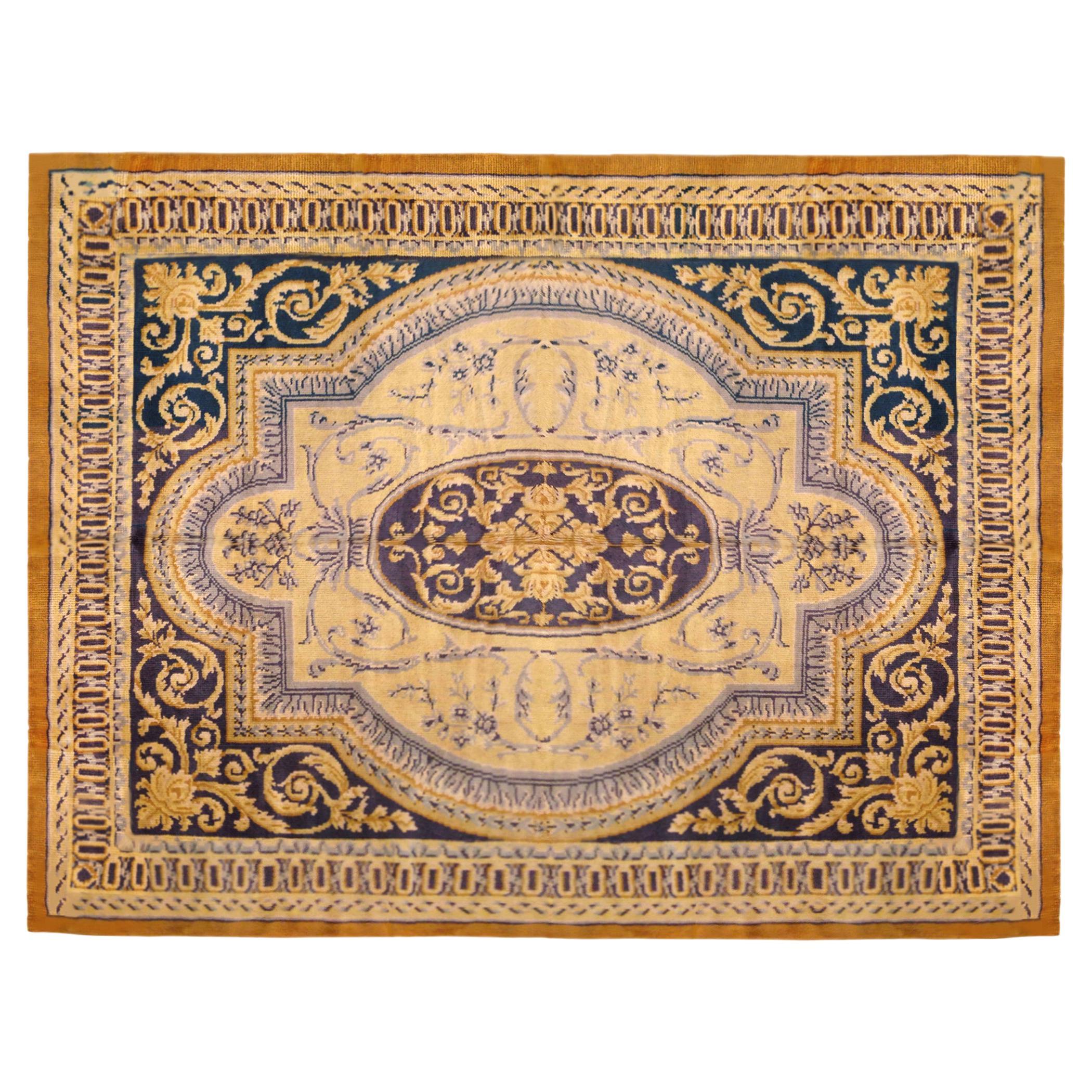 Antiker spanischer Savonnerie-Teppich in Zimmergröße, mit zentralem Medaillon im Angebot