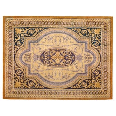 Tapis ancien de Savonnerie espagnol, taille de pièce, avec médaillon central