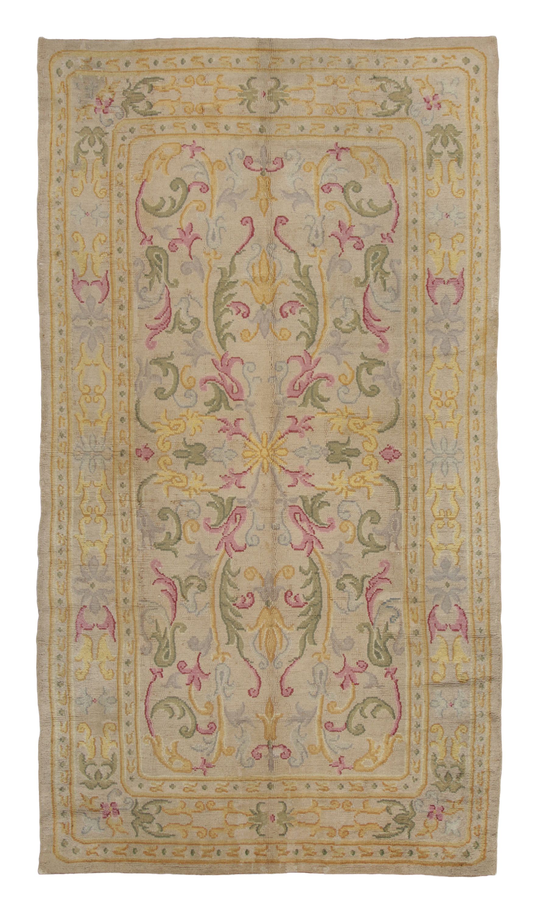 Alfombra española antigua de Savonnerie con diseño floral multicolor - Rug & Kilim