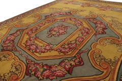 Tapis espagnol ancien de la Savonnerie, avec guirlandes florales, de Rug & Kilim