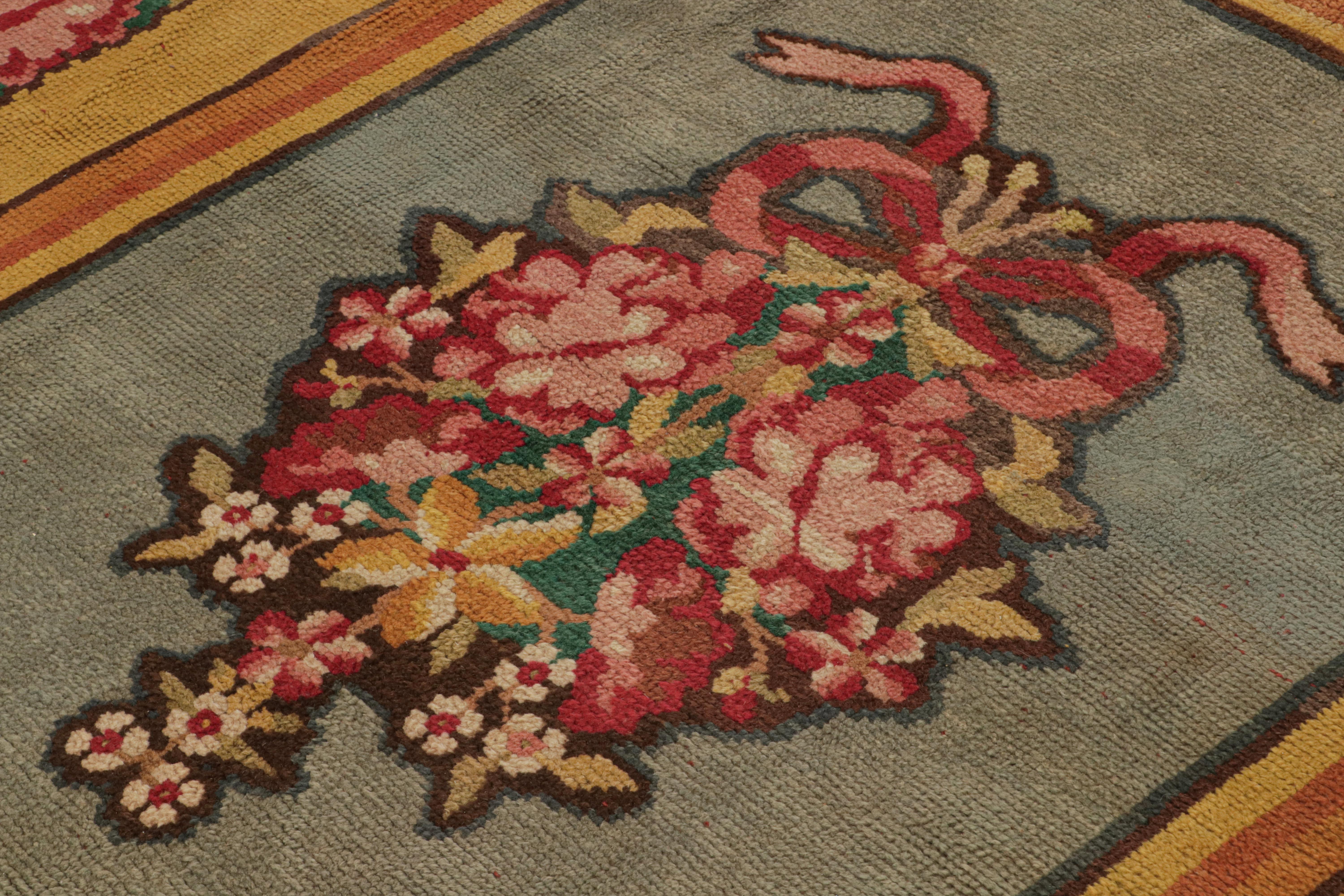 Antiker spanischer Savonnerie Teppich, mit Blumengirlanden, von Rug & Kilim (Handgeknüpft) im Angebot