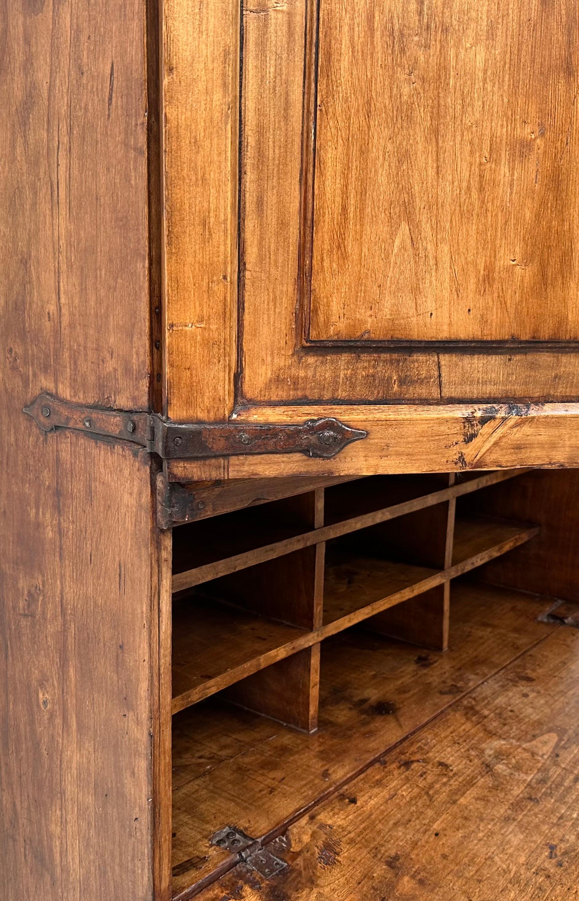 Antiker spanischer Sekretärschrank aus Obstholz, 19. Jahrhundert. im Angebot 5