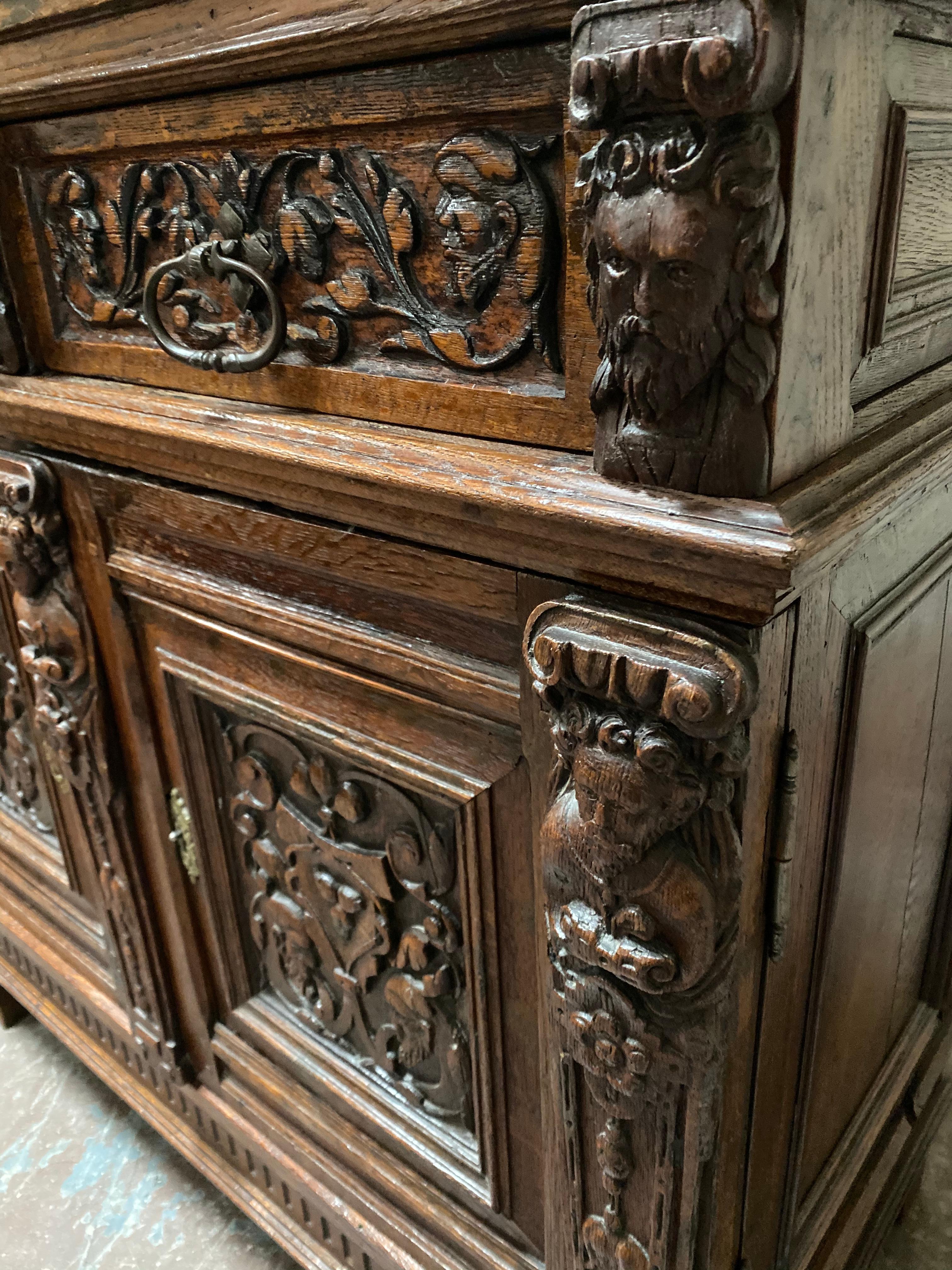 This neatly carved Spanish server dates back to 1780 and is made of oakwood.

Measurements: 19