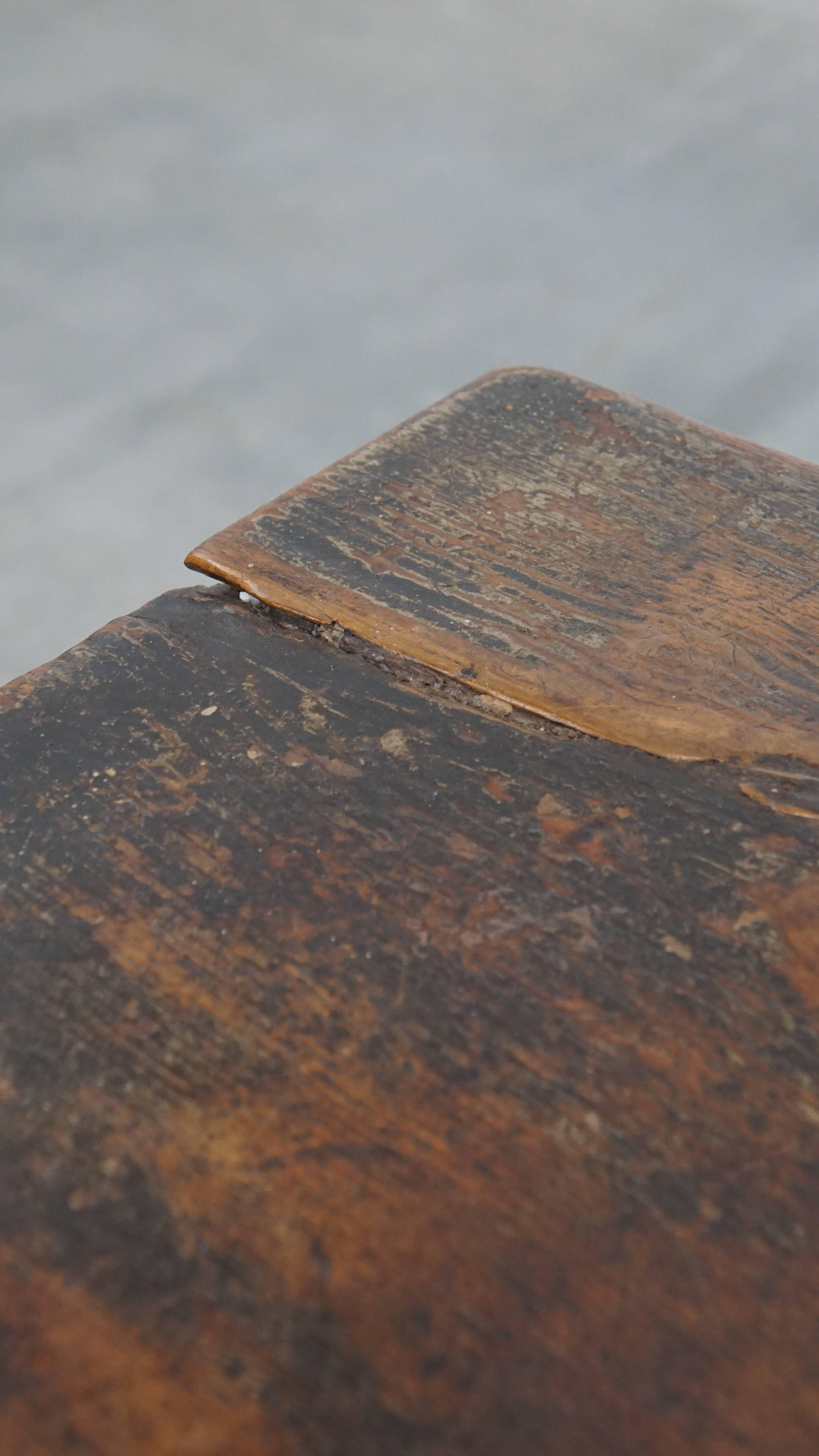 Antique Spanish side table from the late 18th century with a drawer in vendita 3
