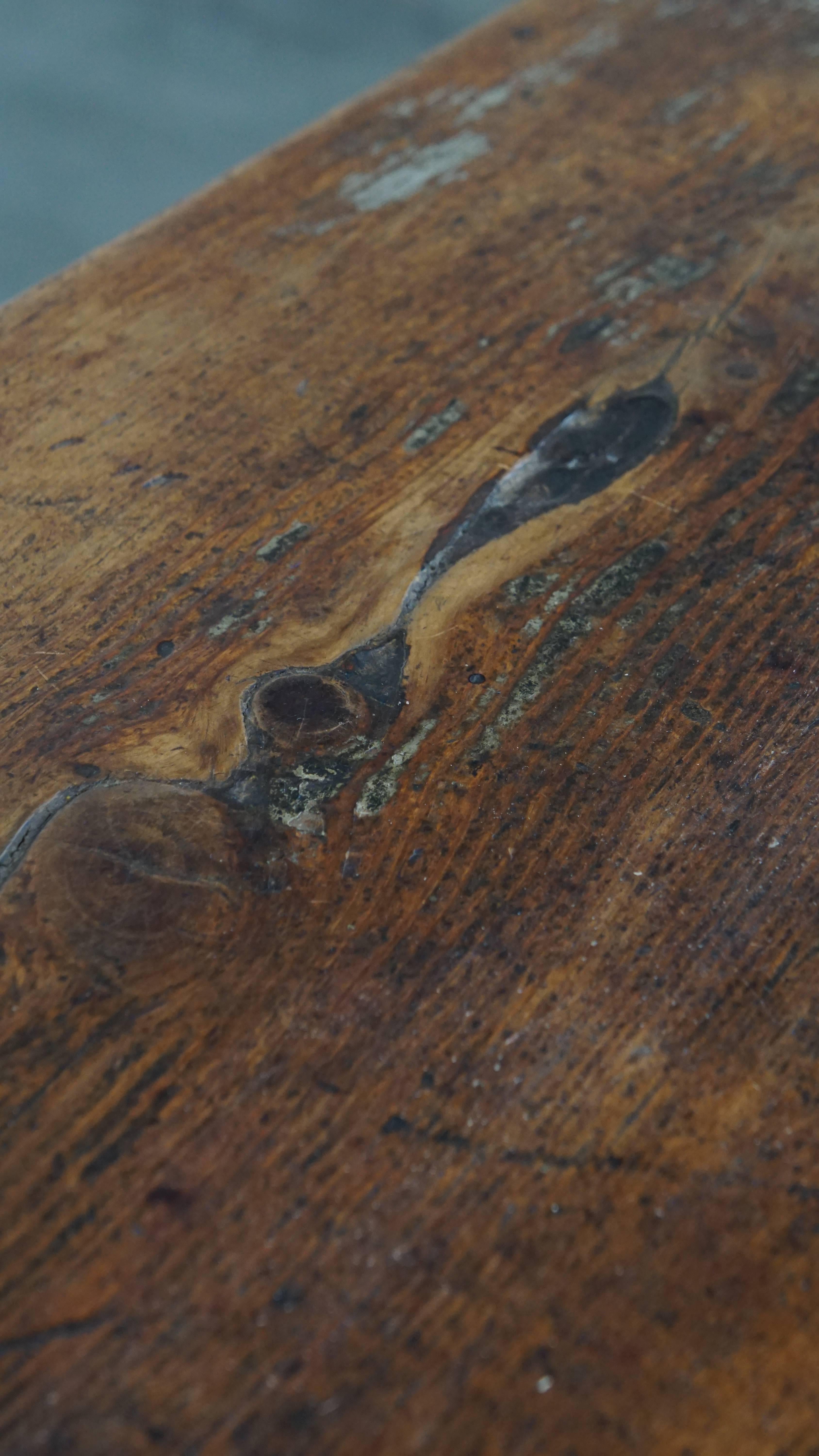 Antique Spanish side table from the late 18th century with a drawer in vendita 4