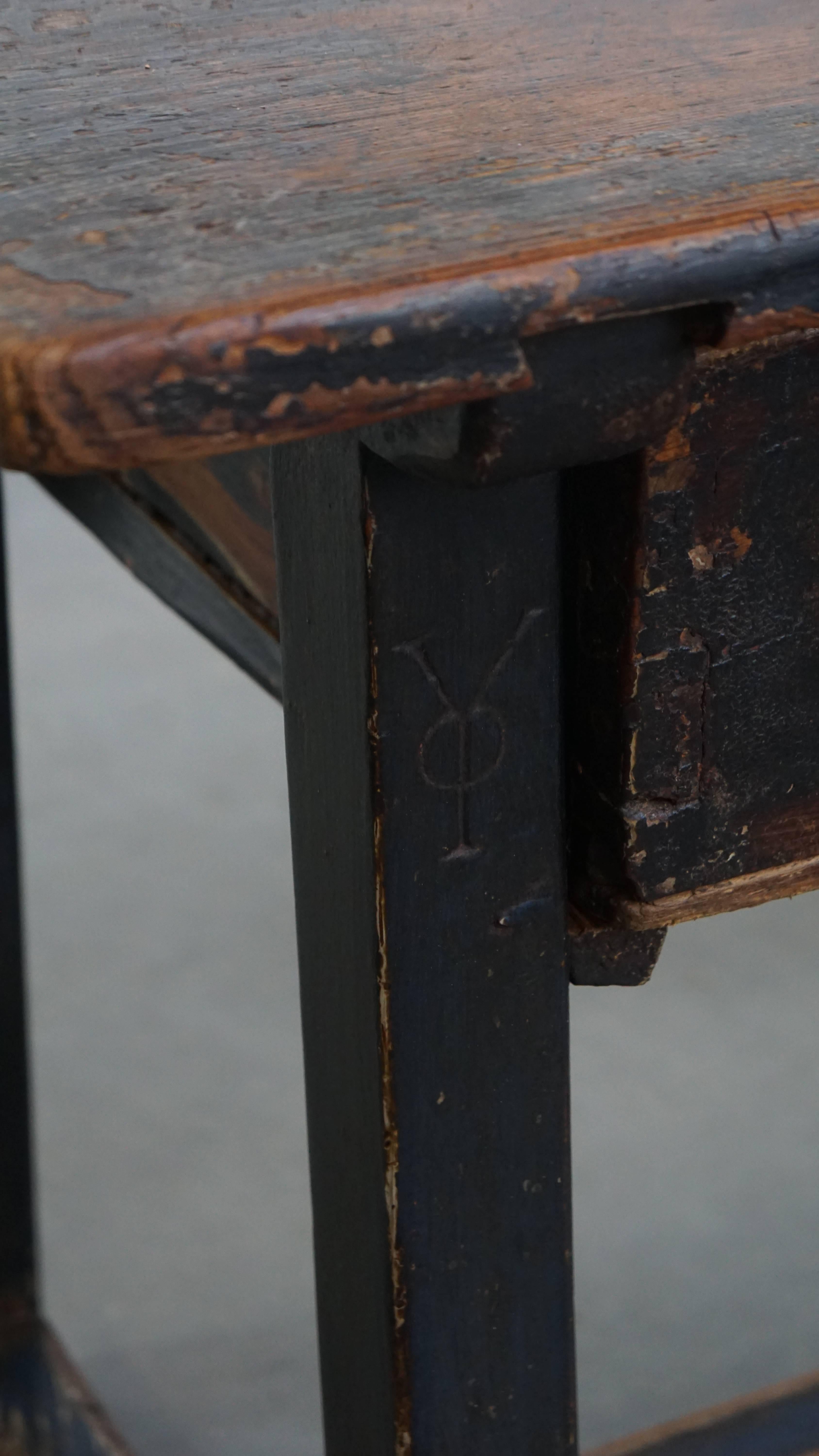 Antique Spanish side table from the late 18th century with a drawer in vendita 5