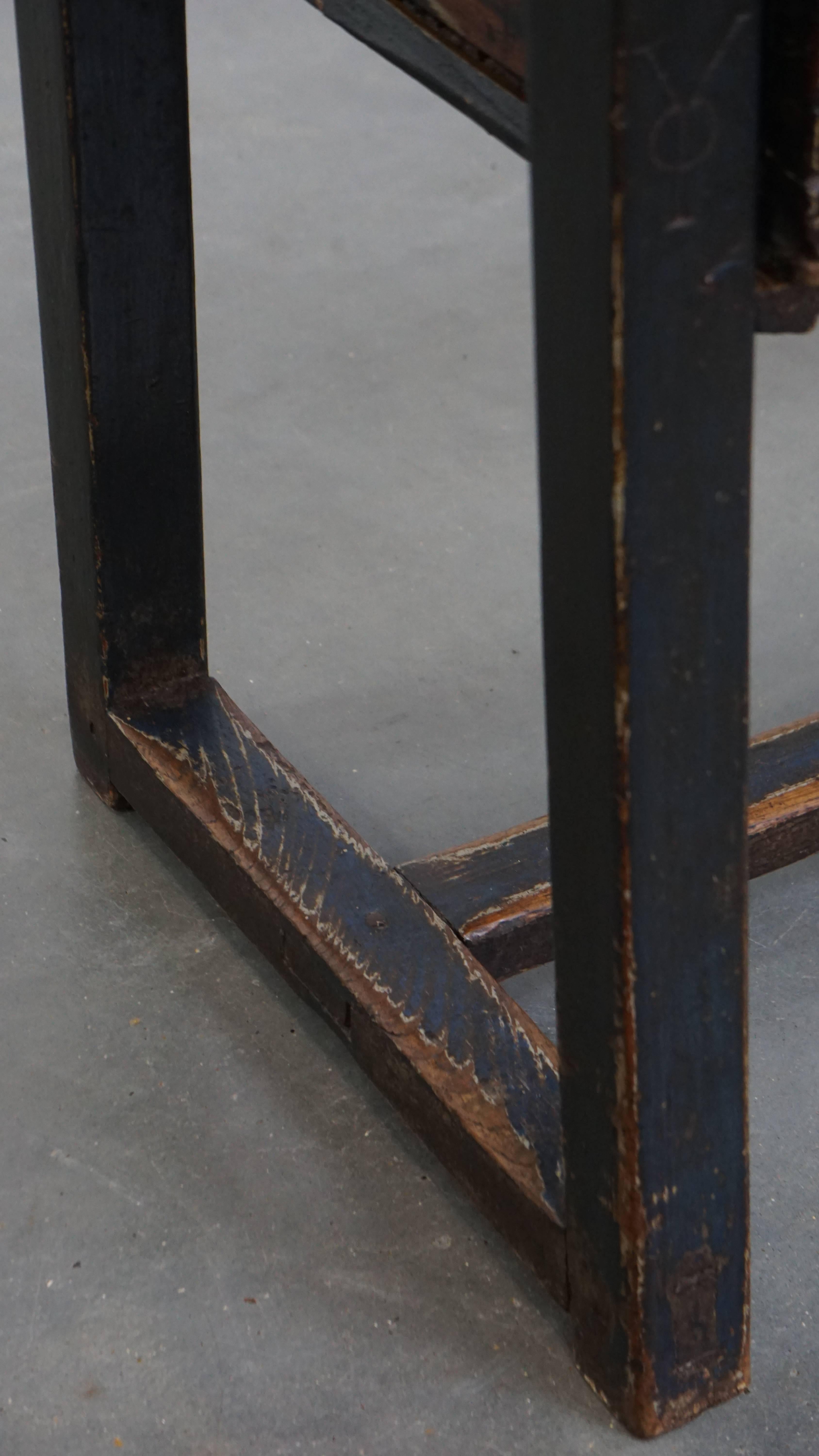 Antique Spanish side table from the late 18th century with a drawer in vendita 6