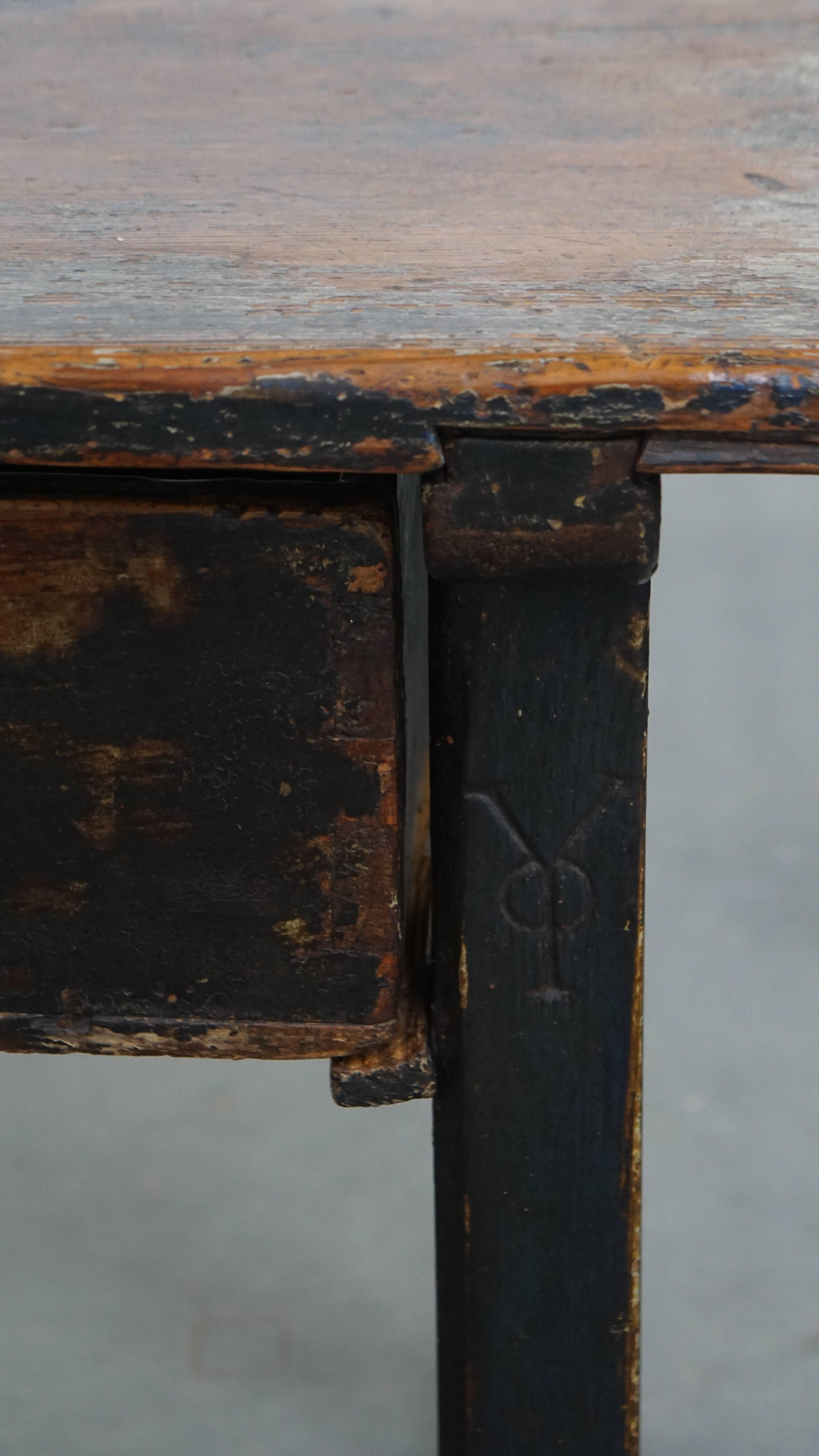 Antique Spanish side table from the late 18th century with a drawer in vendita 7