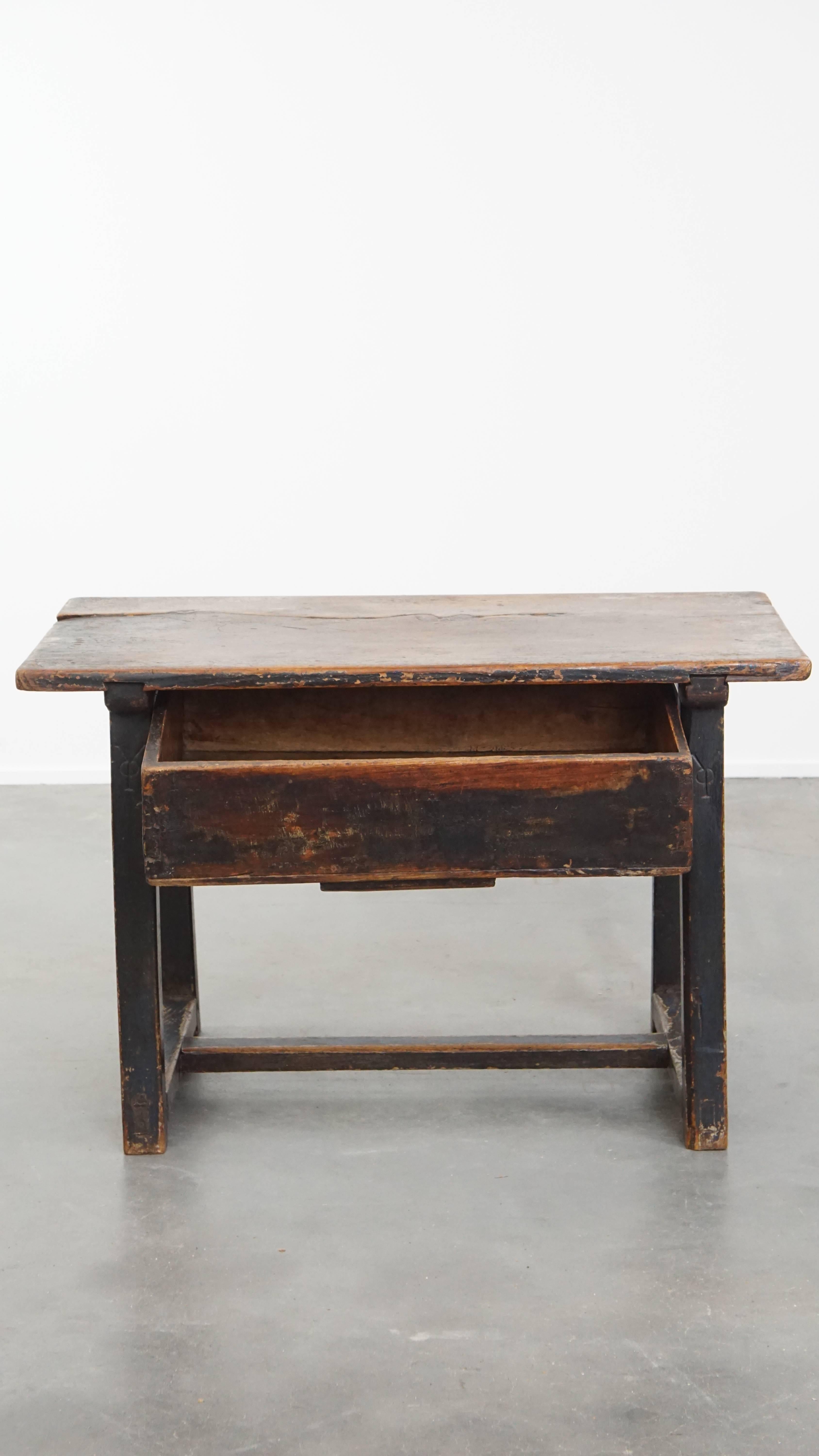 Romano classico Antique Spanish side table from the late 18th century with a drawer in vendita