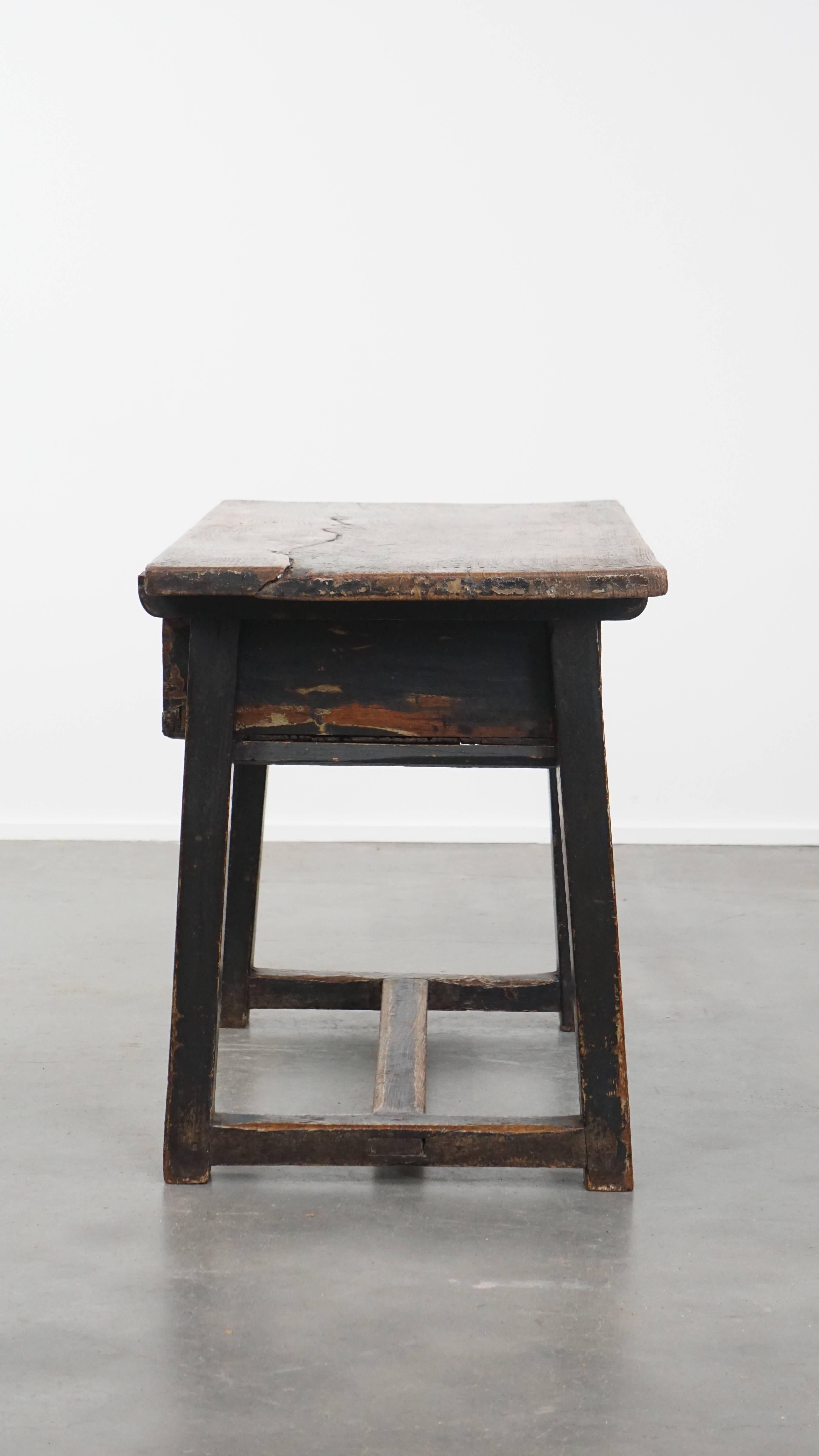 Fatto a mano Antique Spanish side table from the late 18th century with a drawer in vendita