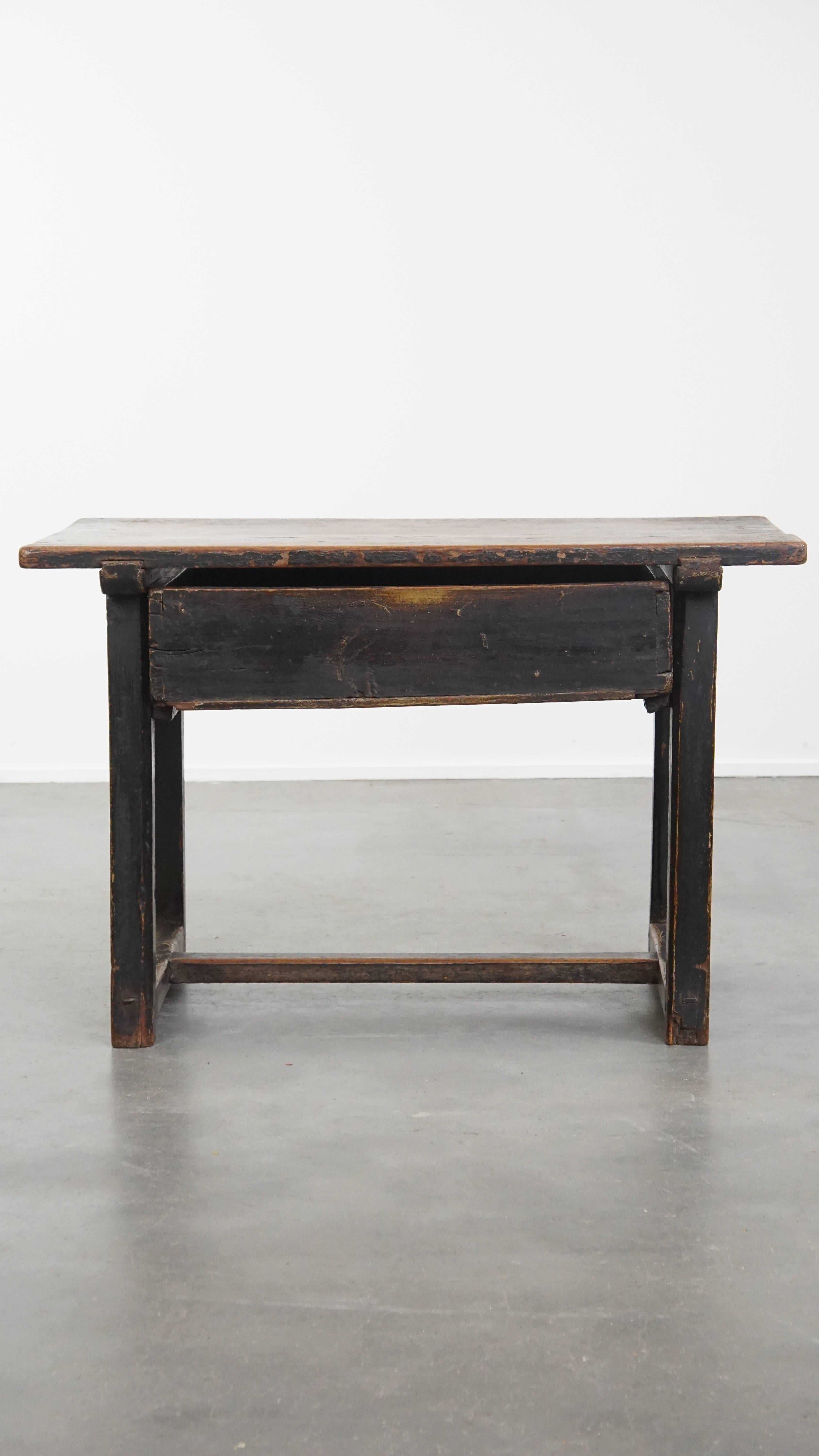 Antique Spanish side table from the late 18th century with a drawer In condizioni discrete in vendita a Harderwijk, NL