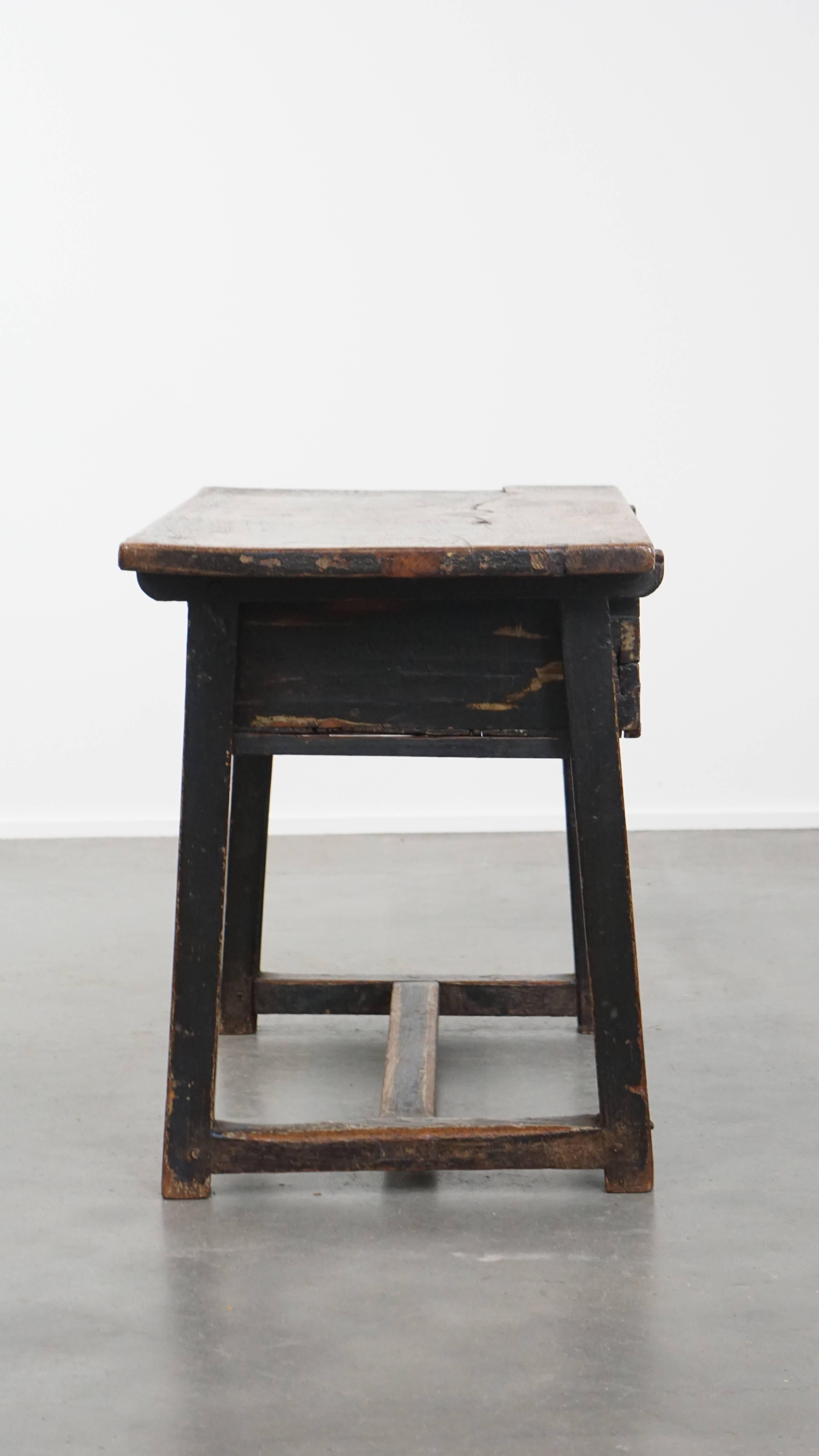 XVIII secolo Antique Spanish side table from the late 18th century with a drawer in vendita