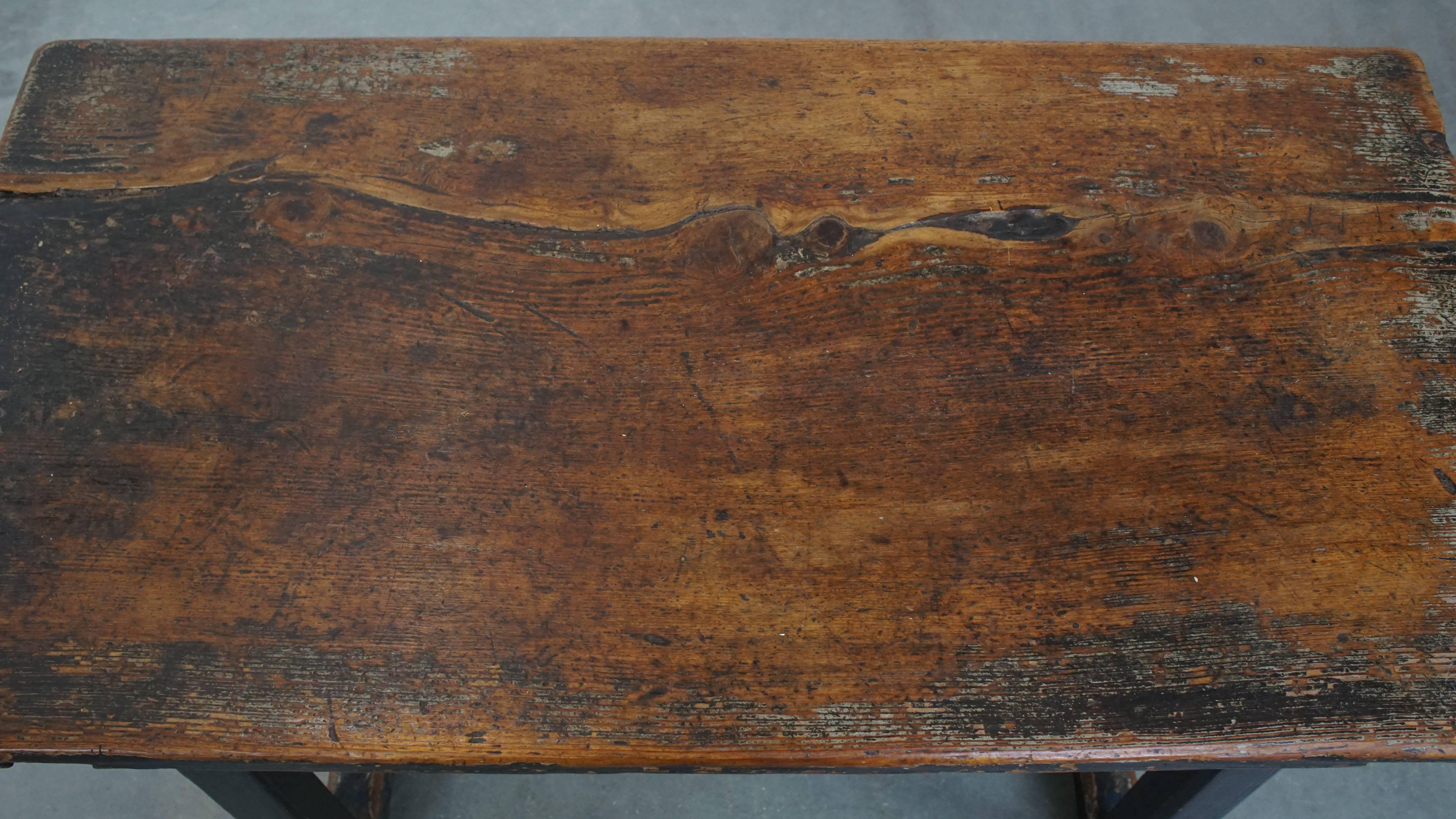 Legno Antique Spanish side table from the late 18th century with a drawer in vendita