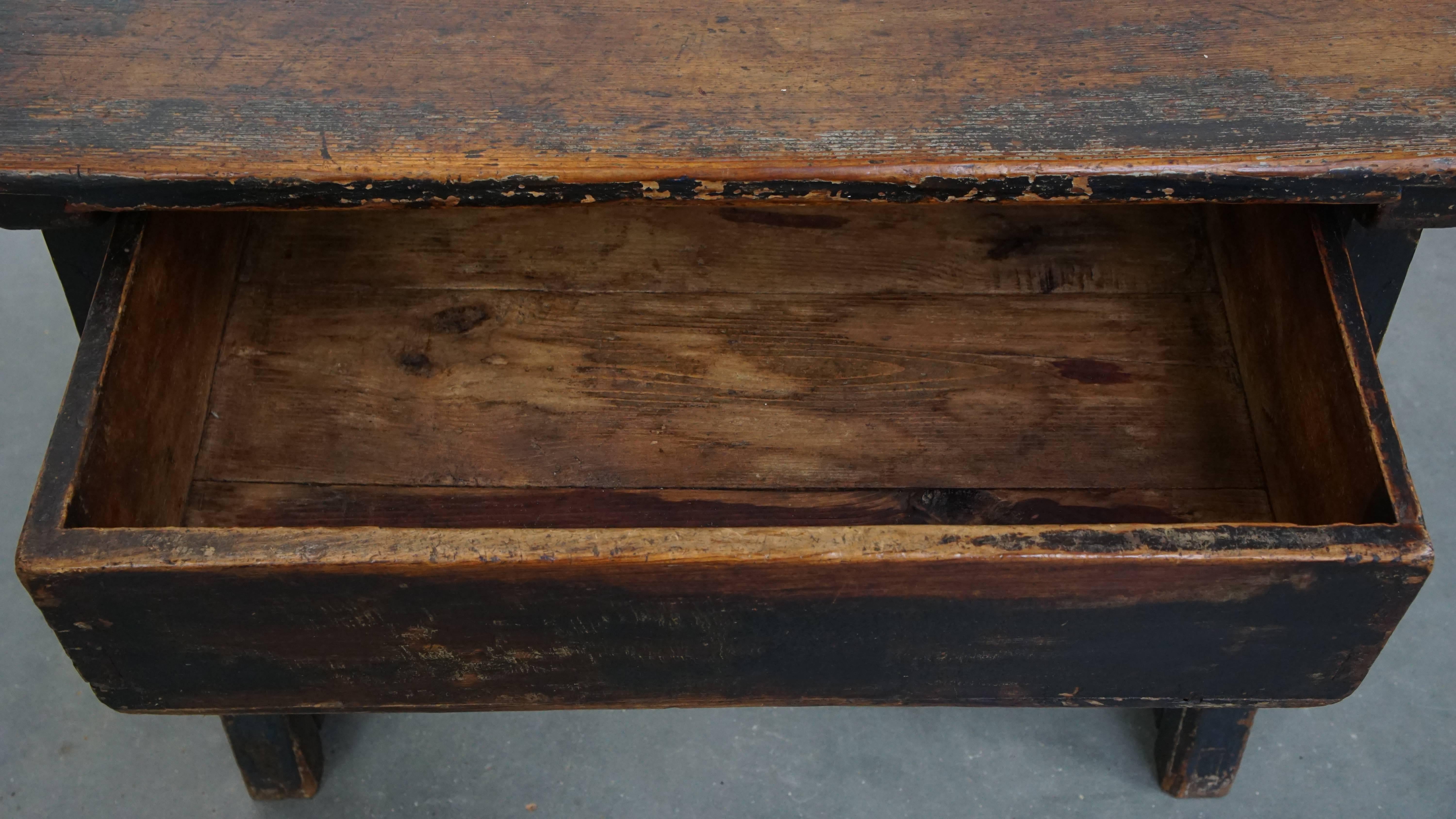 Antique Spanish side table from the late 18th century with a drawer in vendita 1