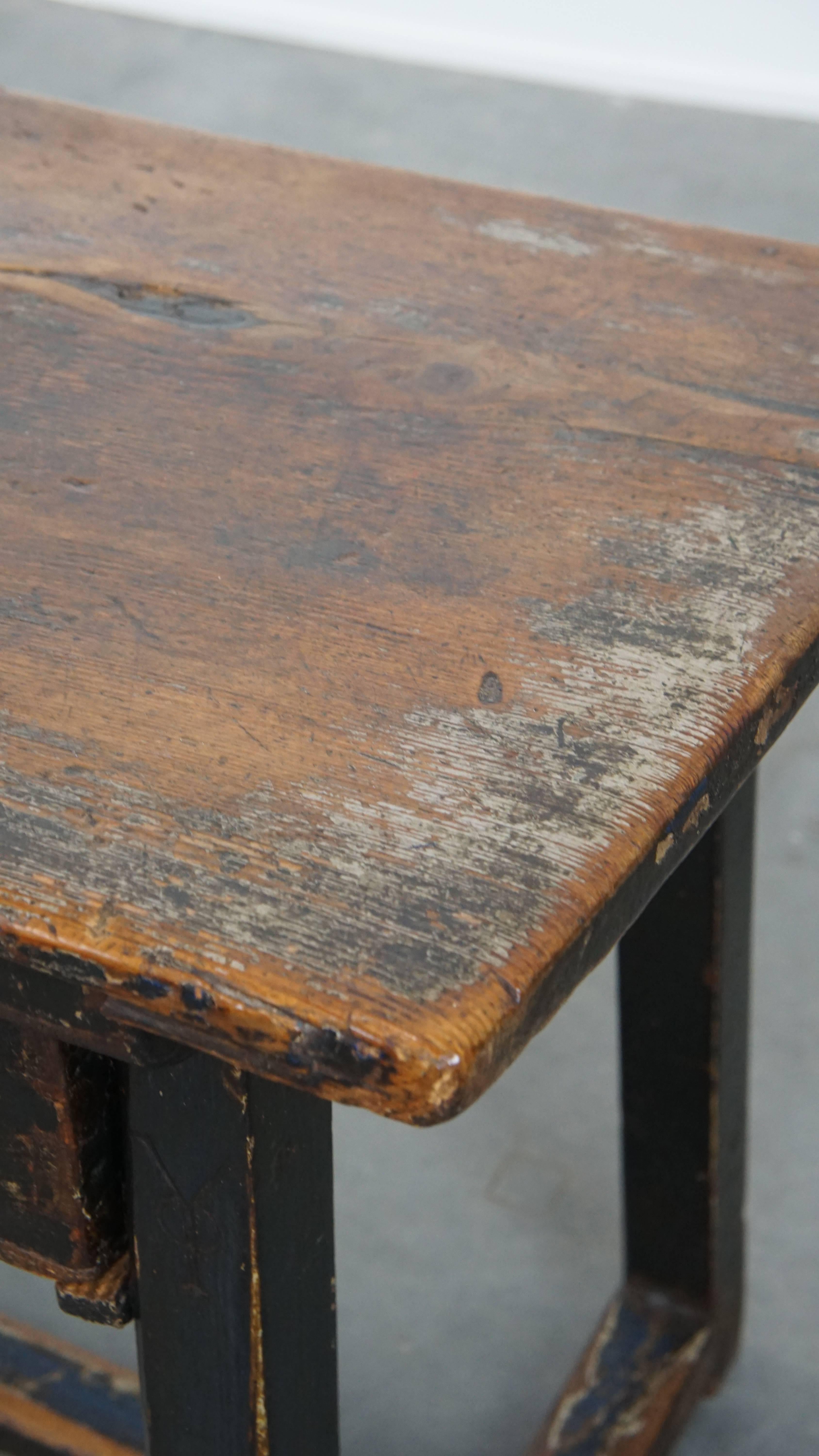Antique Spanish side table from the late 18th century with a drawer in vendita 2