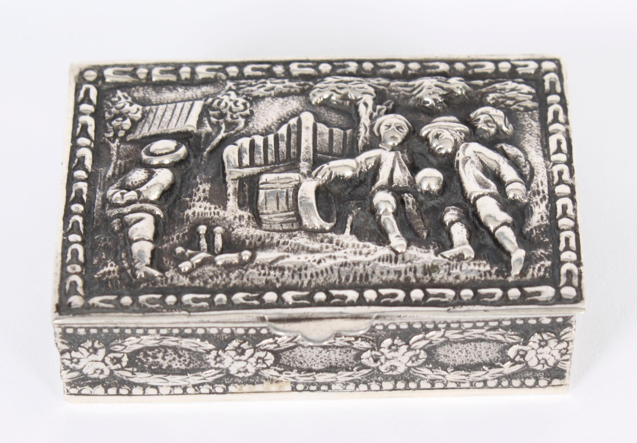 This is a wonderful heavy set antique Spanish sterling silver pill / snuff box,  bearing the Spanish 5 pointed star for sterling silver with makers mark ERA, Circa 1900 in date.

It is decorated with repousse figural countryside scenes.
