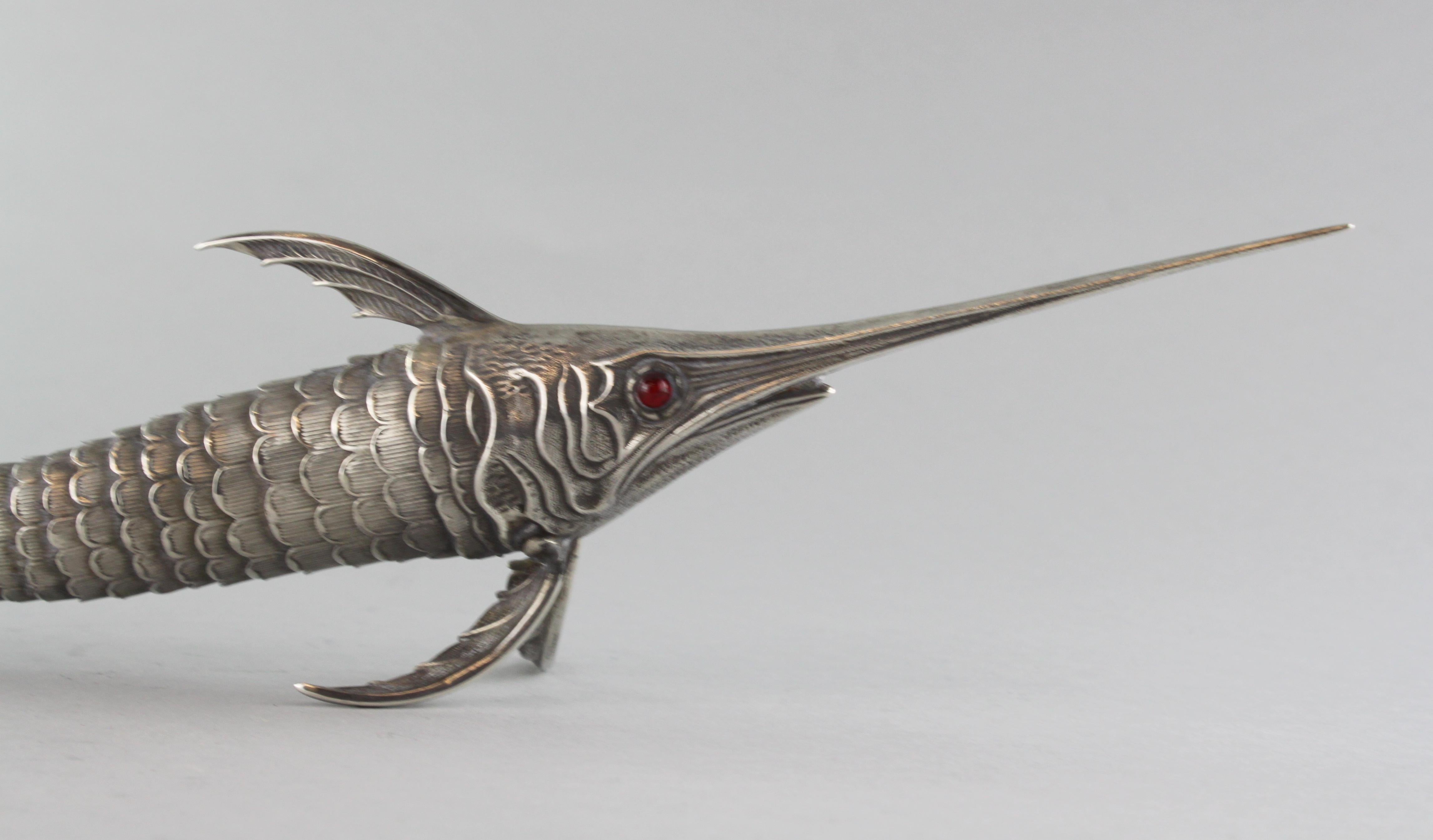 Antique Spanish silver swordfish, has a lifelike feel to it and moves freely like a fish
Made in Spain, star mark, after 1934
.915 silver finenness

Size: 32 x 9 cm
Weight: 96 grams

Condition report: General age related wear, no damage, good