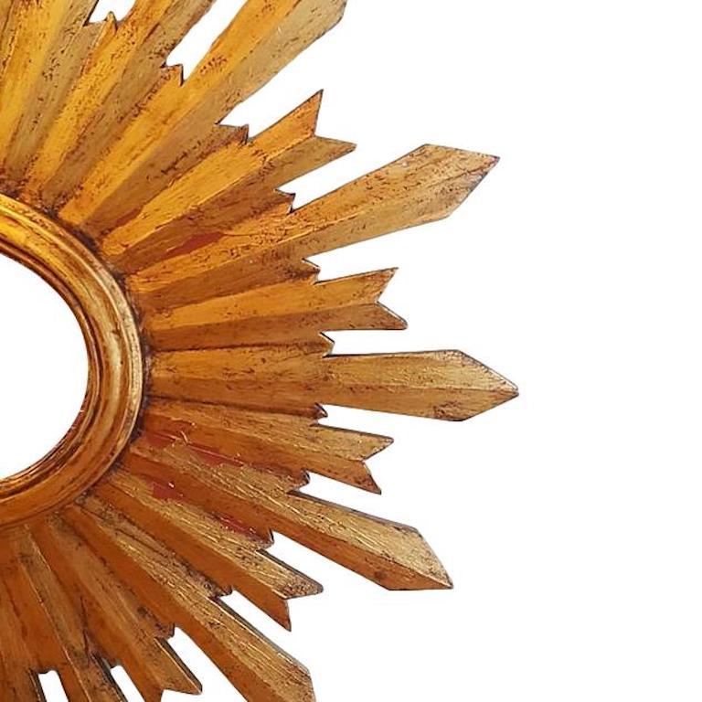 Specchio spagnolo a raggiera in legno intagliato e dorato del 1920 circa.

Misure:
Altezza 29,5
Larghezza 31,25
Profondità 2